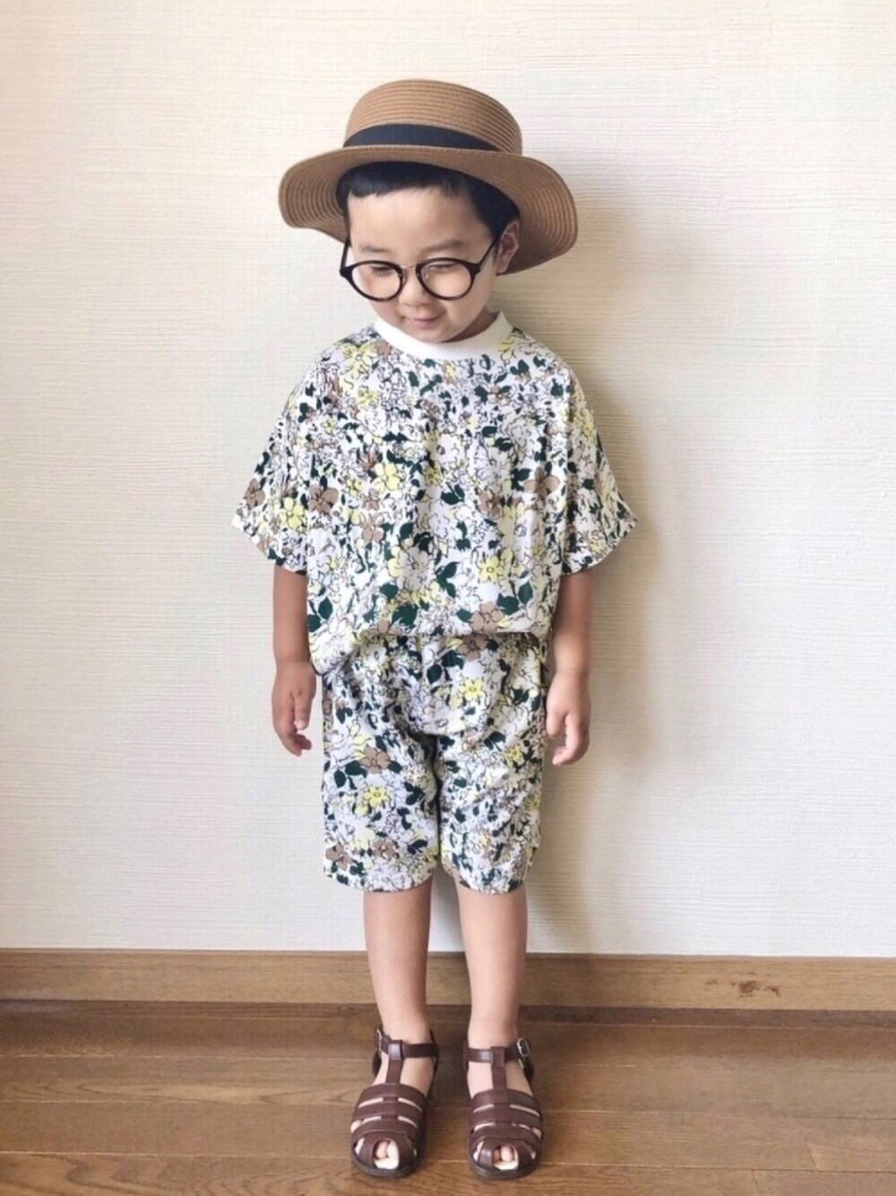 「これが私をアゲる服、セットアップ、花柄、サンダル、カンカン帽、麦わら帽子、チャオパニックティピー(CIAOPANIC TYPY)、タックイン、ボタニカル柄、セットアップスタイル」｜「CIAOPANIC TYPYの【KIDS】総柄天竺セットアップ（その他トップス、ホワイト系）」を使った、yo_yoさん（キッズ・100cm）の春コーディネートの1枚目の写真