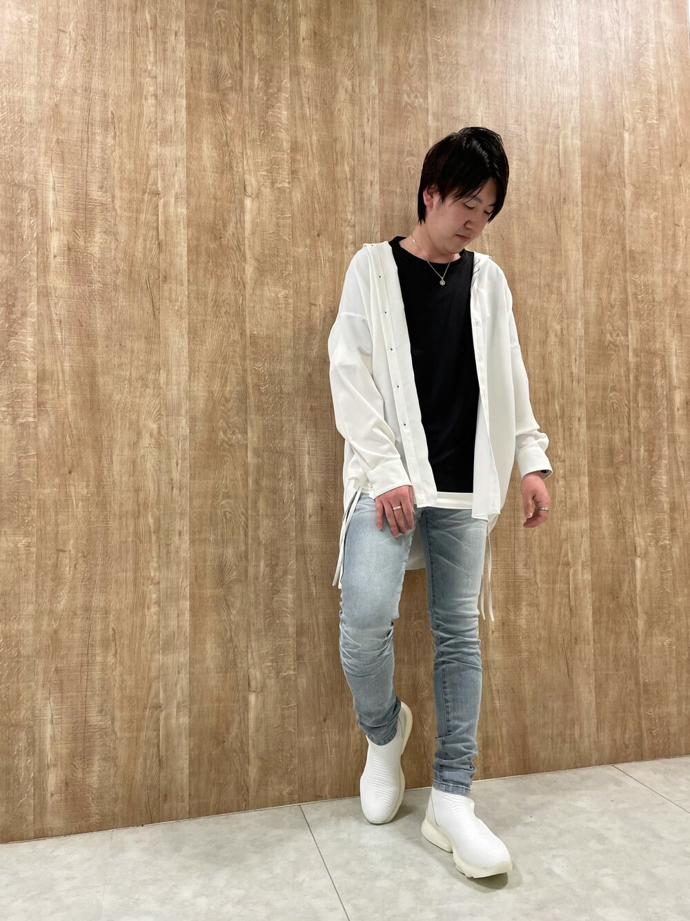 ホワイト系のシャツ/ブラウス、ブラック系のTシャツ/カットソー、ブルー系のその他パンツを着用したメンズの春コーディネートの1枚目の写真