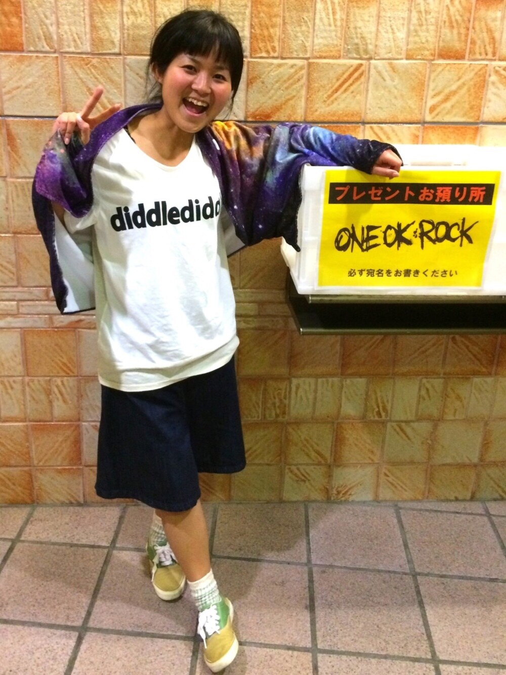 「LIVE、アダルトおカワたん部、ロゴT、スニーカー、シンプルコーデ、ラクチンコーデ、ONE OK ROCK」｜「diddlediddleのアイテム（Tシャツ/カットソー、ホワイト系）」を使った、YumiTeaさん（レディース・156cm）の春コーディネートの1枚目の写真