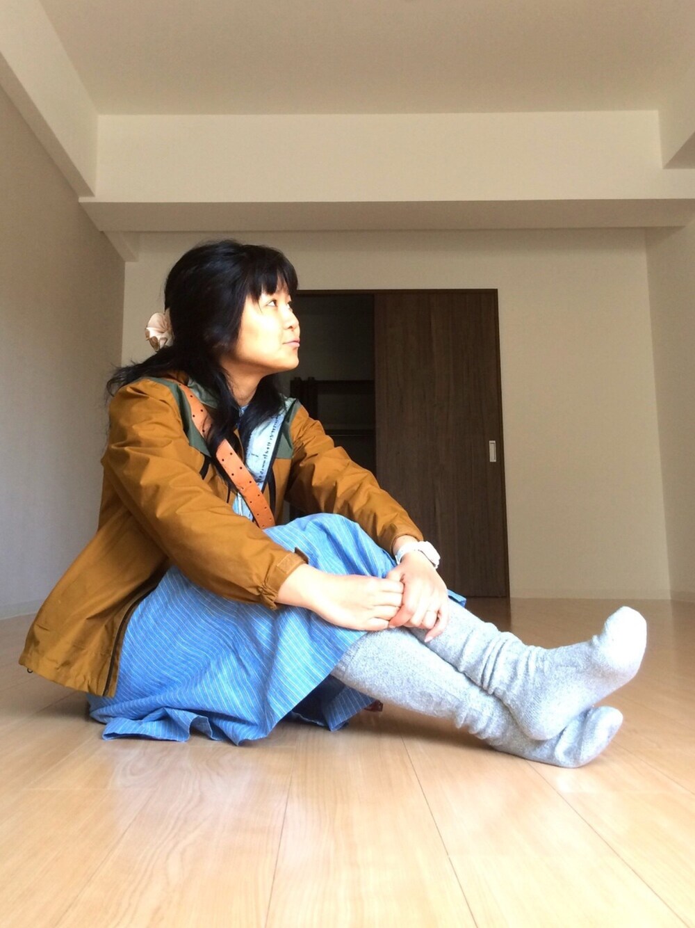 「春、カジュアルコーデ、シンプルコーデ、ゆるコーデ、シャツワンピ、スニーカー、スタンスミス、ネネット」｜「Ne-netのアイテム（シャツワンピース、ブルー系）」を使った、YumiTeaさん（レディース・156cm）の春コーディネートの1枚目の写真