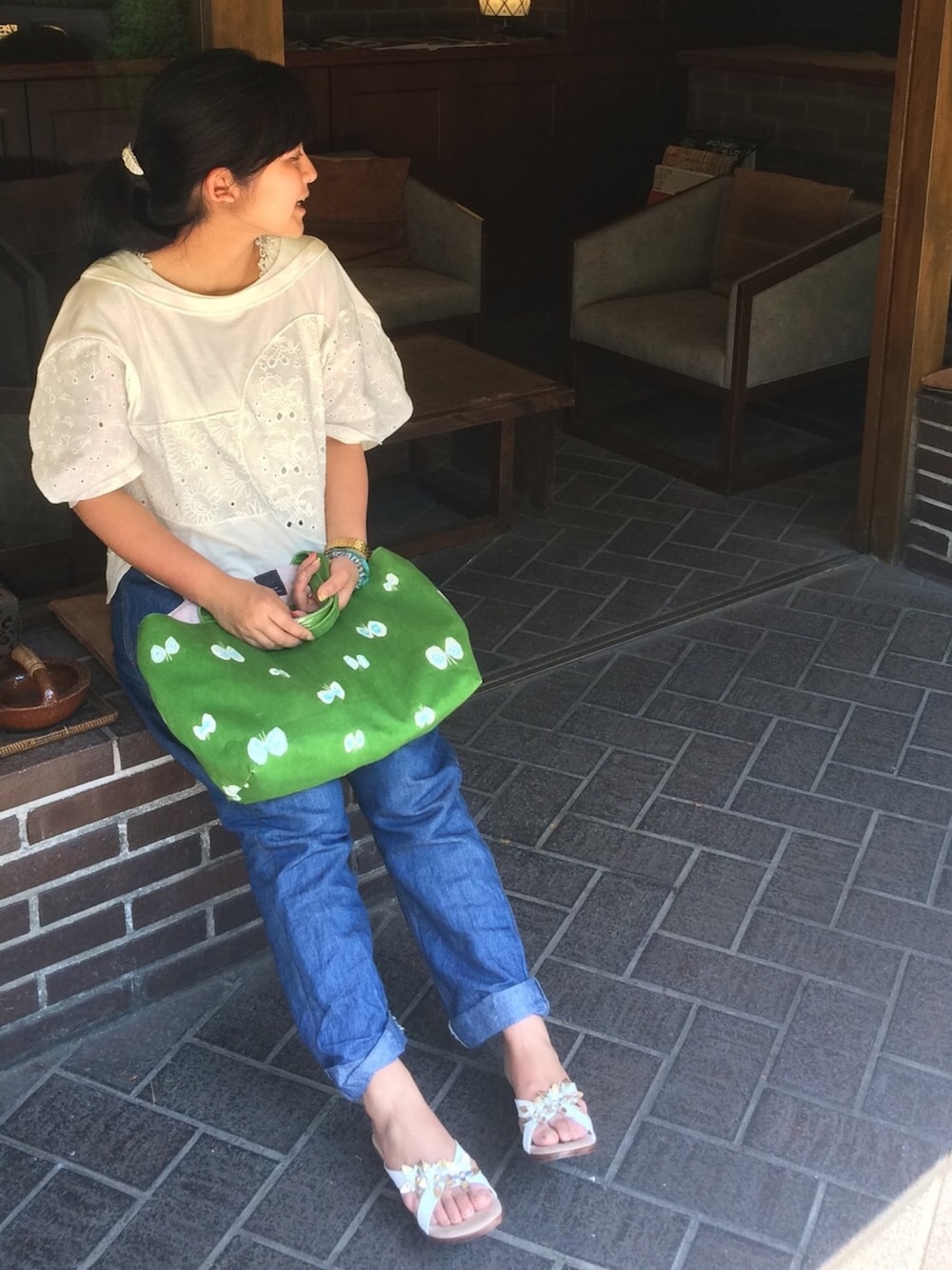 「夏コーデ、シンプル、休日スタイル、ラクチンコーデ、パンツスタイル、ツモリチサト、白Tシャツ、刺繍トップス、白×ネイビー、アダルトおカワたん部」｜「TSUMORI CHISATOの太陽マラカス刺繍T http://www.hmr.jp/shop/g/gTC71JK0580202（Tシャツ/カットソー、ホワイト系）」を使った、YumiTeaさん（レディース・156cm）の春コーディネートの1枚目の写真