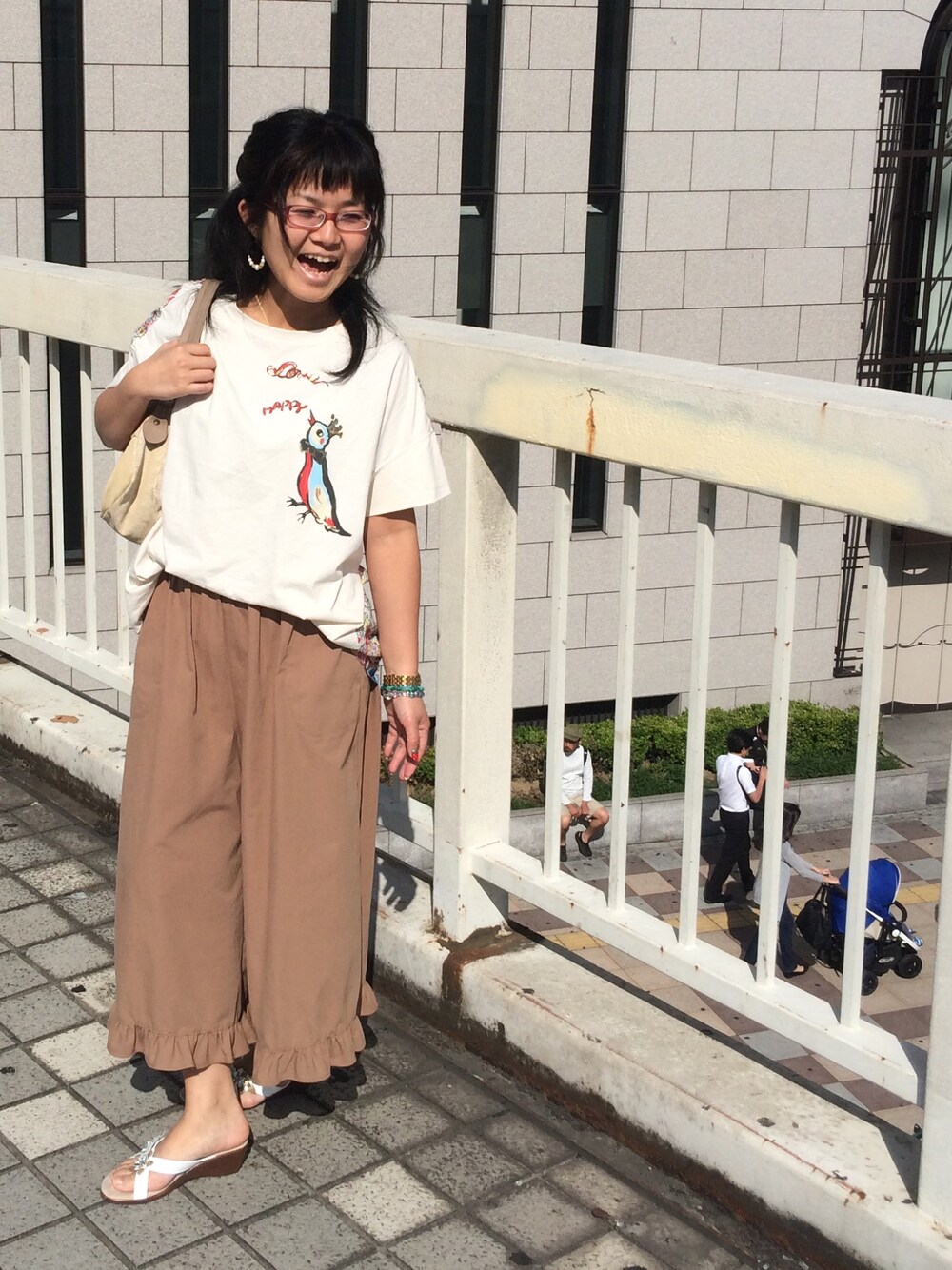 「カジュアルコーデ、白、ガウチョパンツ、柄、ゆるコーデ、ツモリチサト、アダルトおカワたん部、happy、サンダル」｜「TSUMORI CHISATOのLOVE&HAPPY T（Tシャツ/カットソー、ホワイト系）」を使った、YumiTeaさん（レディース・156cm）の夏コーディネートの1枚目の写真