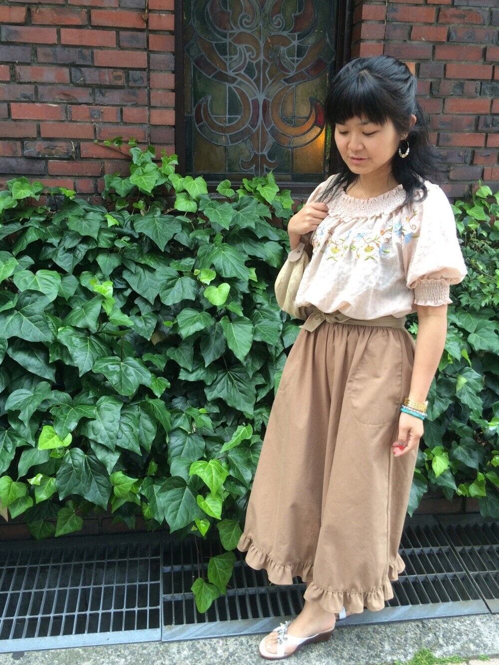 「刺繍ブラウス、オフショルダー、サッシュベルト、ガウチョパンツ、ワントーンコーデ、オトナカジュアル、プチプラコーデ、アダルトおカワたん部」｜「Ne-netの(S)フリルガウチョ②（その他パンツ、ブラウン系）」を使った、YumiTeaさん（レディース・156cm）の夏コーディネートの1枚目の写真