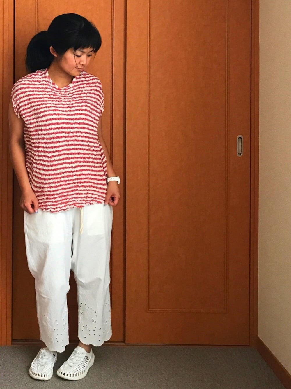 「シンプル、ゆるコーデ、ボーダートップス、ネネット、赤×白、keen、スポーツサンダル、白サンダル、アダルトおカワたん部」｜「Ne-netの(S)tissue border（シャツ/ブラウス、レッド系）」を使った、YumiTeaさん（レディース・156cm）の夏コーディネートの1枚目の写真