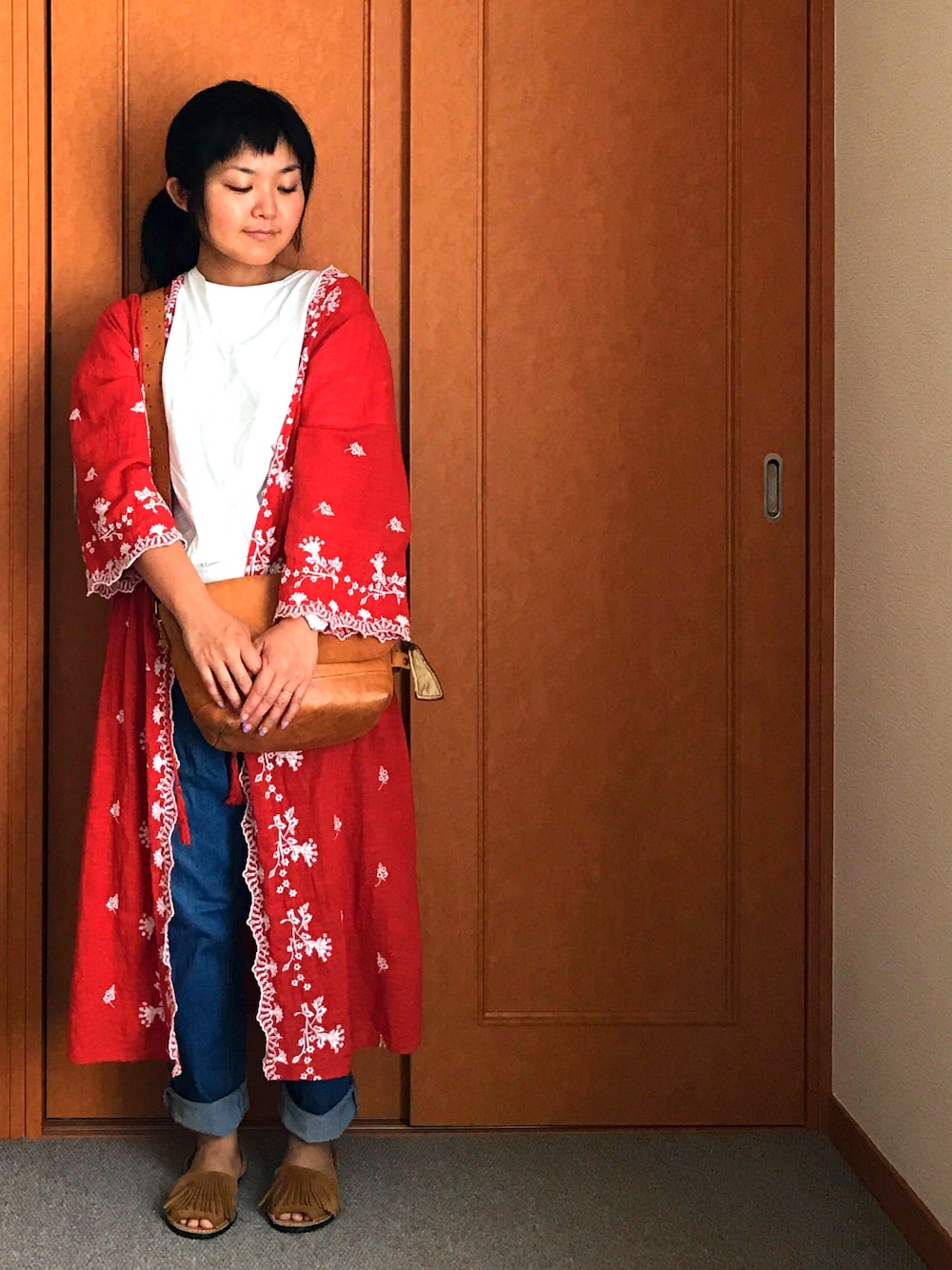 「刺繍ガウン、赤×白、休日スタイル、オトナカジュアル、ラクチンコーデ、ゆるコーデ、アダルトおカワたん部」｜「Another Editionのスラブ刺繍ガウン ◆（カーディガン/ボレロ、レッド系）」を使った、YumiTeaさん（レディース・156cm）の秋コーディネートの1枚目の写真
