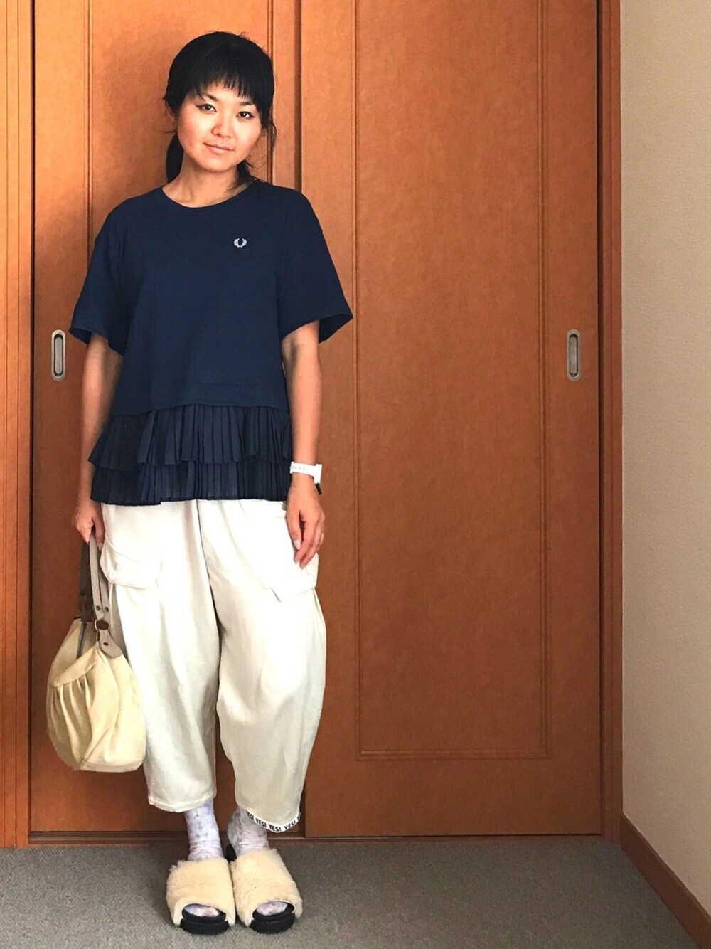 「ラクチンコーデ、大人カジュアル、ファー小物、ネイビー身につけ隊、アダルトおカワたん部、ネイビー×ホワイト、FRED PERRY、MUVEIL、プリーツ、ビッグシルエット」｜「FRED PERRYのMuveil Pleated Top（Tシャツ/カットソー、ブルー系）」を使った、YumiTeaさん（レディース・156cm）の秋コーディネートの1枚目の写真