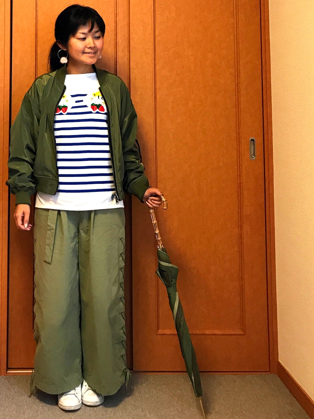 「秋のコーデ、大人カジュアル、ビッグシルエット、MA-1、カーキ、バスクシャツ、orcival、MUVEIL、Ray BEAMS、BEAMS BOY」｜「Ray BEAMSのアイテム（Tシャツ/カットソー、その他）」を使った、YumiTeaさん（レディース・156cm）の秋コーディネートの1枚目の写真
