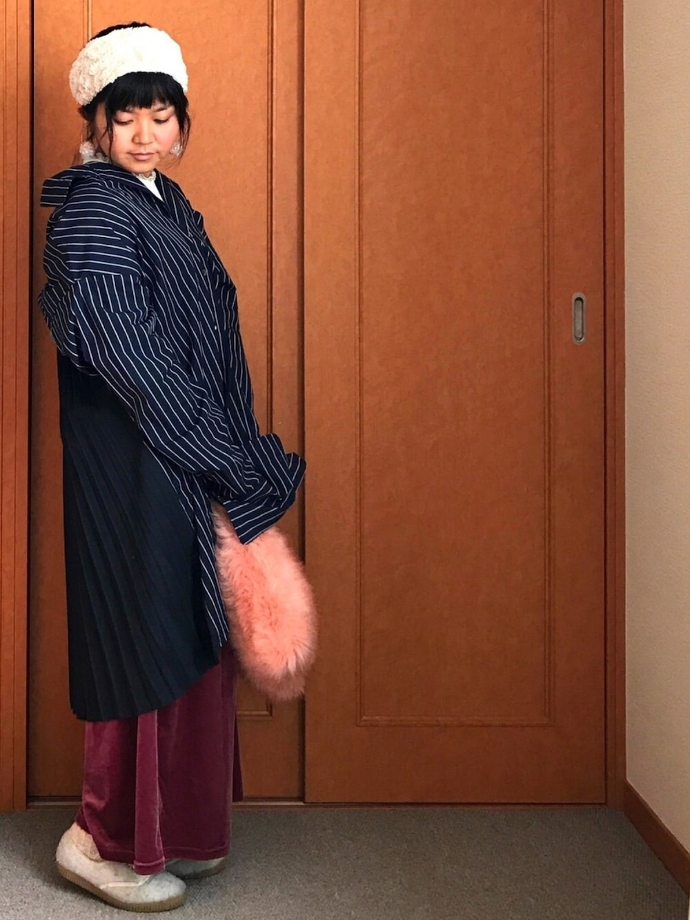 「休日スタイル、シャツワンピ、ゆるコーデ、ベロアパンツ、ファーバッグ、プリーツ、大人ガーリー、オトナカジュアル、あちゃちゅむムチャチャ(AHCAHCUM.muchacha)」｜「AHCAHCUM.muchachaのアイテム（シャツワンピース、ブルー系）」を使った、YumiTeaさん（レディース・156cm）の秋コーディネートの1枚目の写真