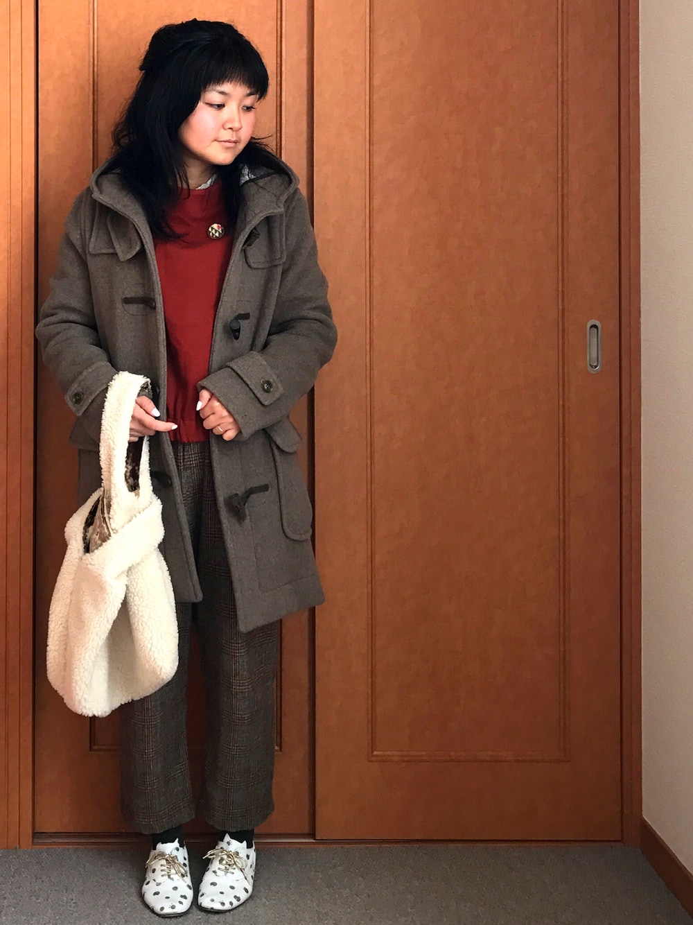「カジュアルコーデ、冬、FREAK’Ｓ STORE、LONDON Tradition、ダッフルコート、ボアバッグ、グレンチェック、ブラウン、repetto」｜「FREAK'S STOREのLONDON TRADITION/ロンドントラディション　別注 ミディアムWフェイスダッフルコート（ダッフルコート、ベージュ系）」を使った、YumiTeaさん（レディース・156cm）の冬コーディネートの1枚目の写真