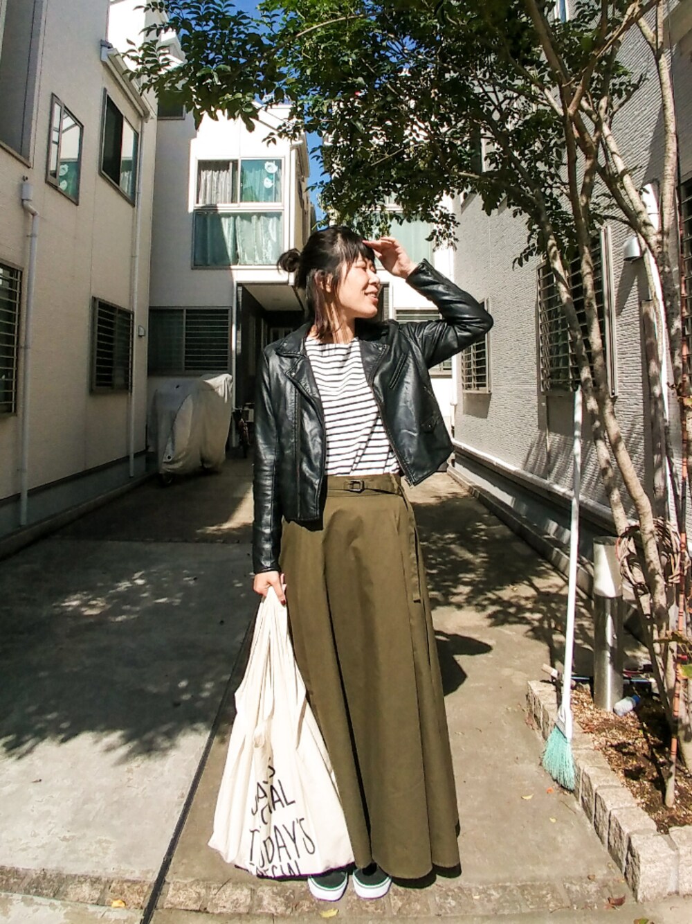 「オシャレパッソ、カジュアル、休日スタイル、デート、グローバルワーク(GLOBAL WORK)、ローリーズファーム(LOWRYS FARM)、VANS、ハーフお団子」｜「LOWRYS FARMのＦＷ　ＦＬライダース　727820 （ライダースジャケット、ブラック系）」を使った、おぐらのゆみさんさん（レディース・165cm）の秋コーディネートの1枚目の写真