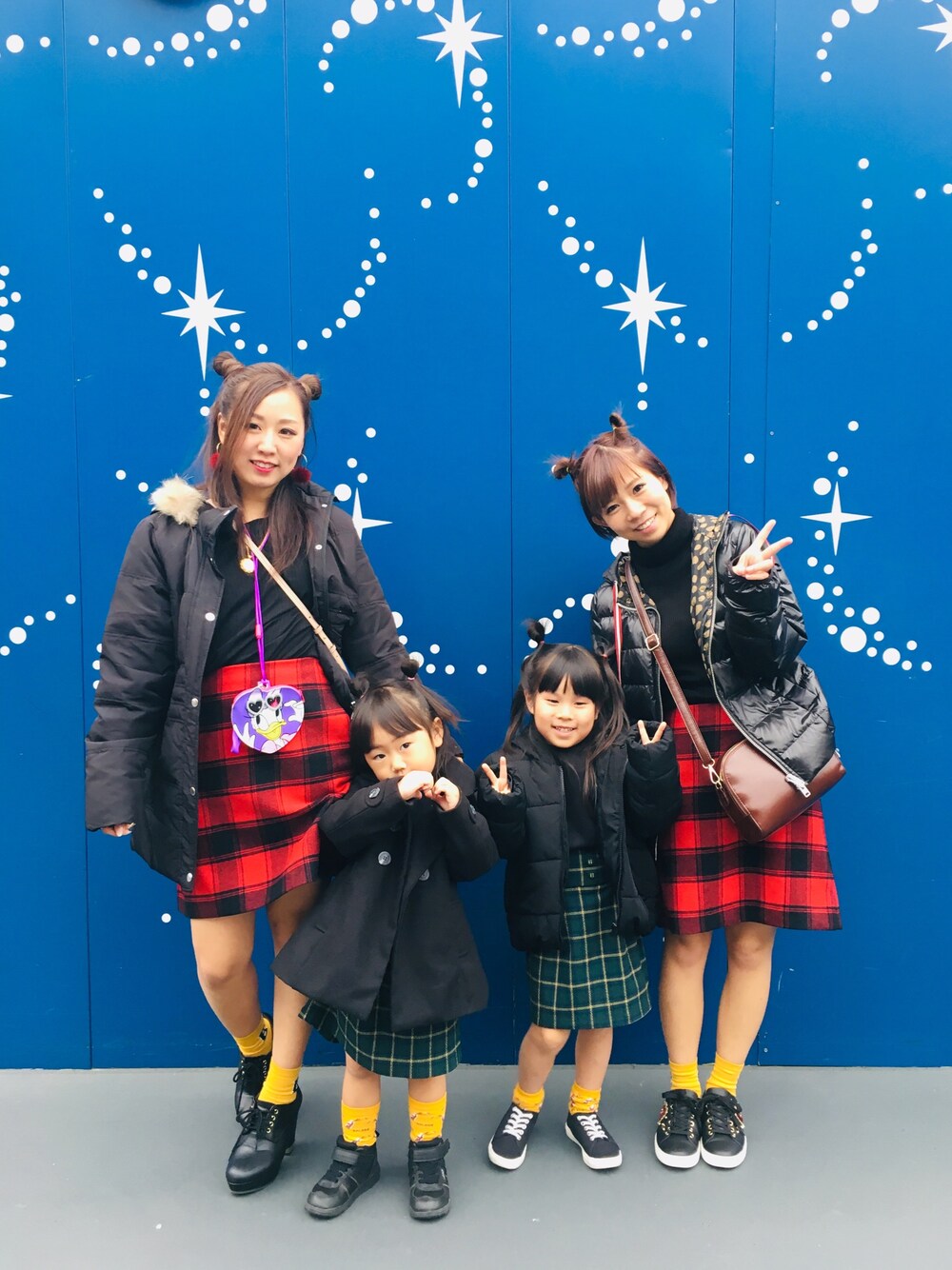 「ディズニーコーデ、双子コーデ、リンクコーデ、赤チェックスカート、親子コーデ、ディズニー、おそろいコーデ、ダウンジャケット、イエローソックス、カラーソックス」｜「UNIQLOのウールブレンドミニスカート（チェック・ハイウエスト）（スカート、レッド系）」を使った、みぃさん（レディース・154cm）の秋コーディネートの1枚目の写真
