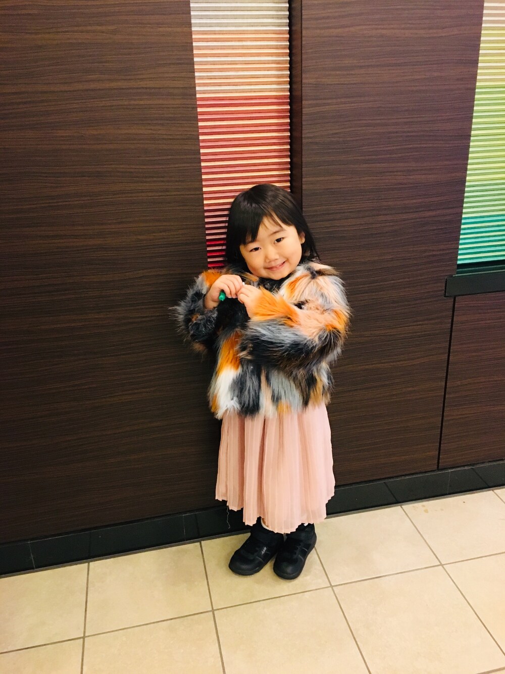 「ファーコート、プリーツスカート、スニカーコーデ」｜「Birthdayのアイテム（スカート、ピンク系）」を使った、みぃさん（レディース・154cm）の秋コーディネートの1枚目の写真