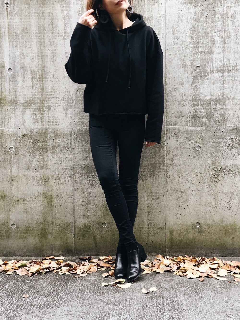 「ootd、ブラック、カジュアル、スキニー、スウェット、オトナカジュアル、moussy、ZARA」｜「ZARAのアイテム（その他パンツ、ブラック系）」を使った、tomocoさん（レディース・171cm）の冬コーディネートの1枚目の写真