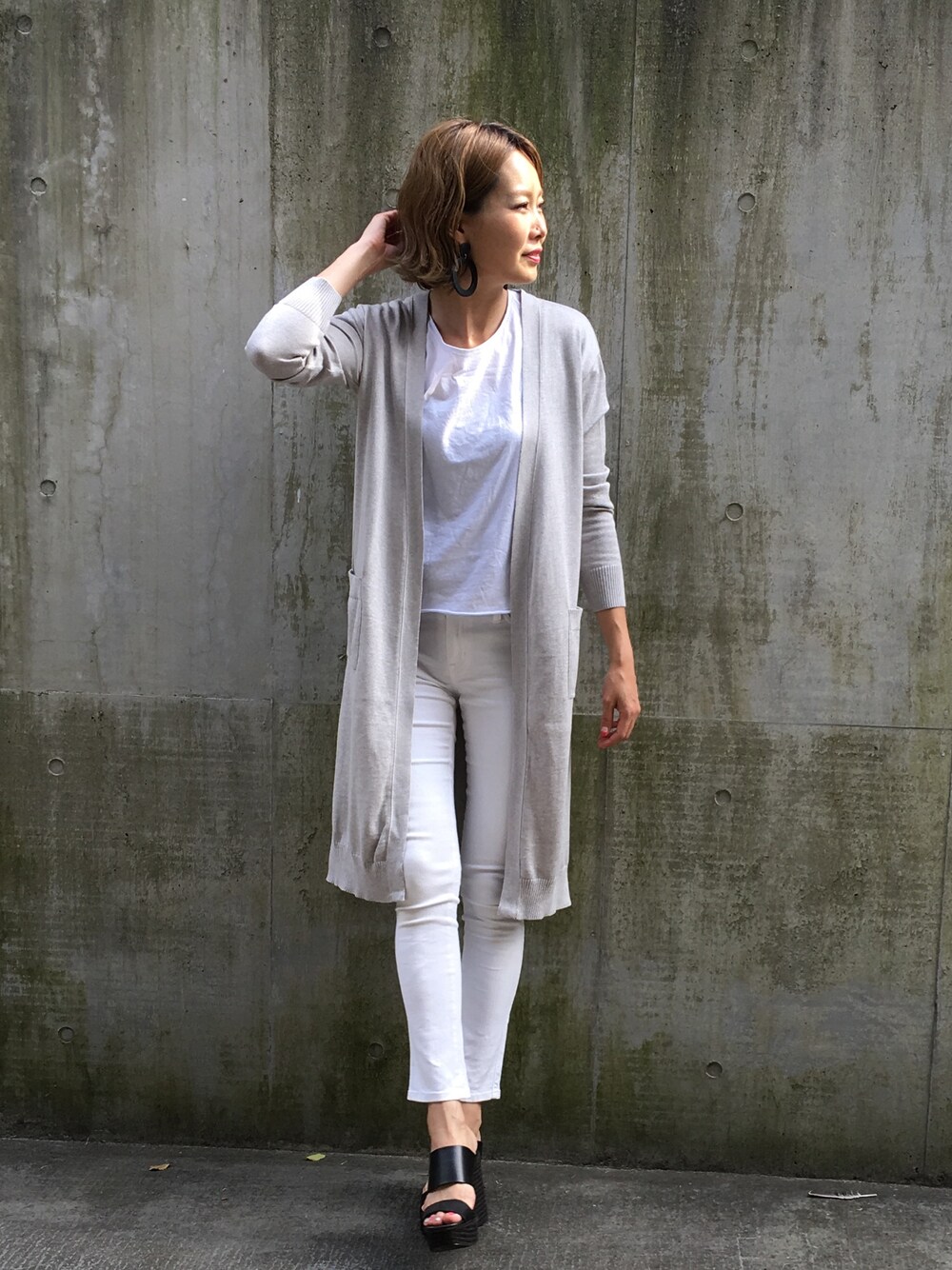 「シンプル、カジュアル、サンダル、モノトーン、きれいめカジュアル、カーディガン、ZARA、moussy、girl、休日スタイル」｜「FEMIND TOKYOのベーシックロングカーディガン（カーディガン/ボレロ、グレー系）」を使った、tomocoさん（レディース・171cm）の夏コーディネートの1枚目の写真