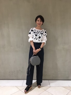 「BEAUTY&YOUTH UNITED ARROWS（ビューティーアンドユースユナイテッドアローズ）のBY フラワー刺しゅうオフショルダーブラウス（シャツ/ブラウス、ホワイト系）」を使った、Shiori Kotedaさん（レディース・169cm）の夏コーディネート