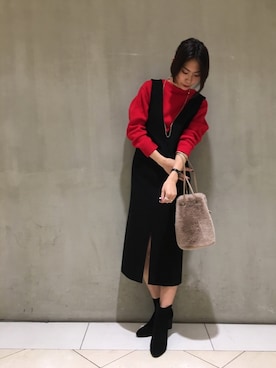 「赤ニット」｜「アイテム（ジャンパースカート）」を使った、Shiori Kotedaさん（レディース・169cm）の冬コーディネート