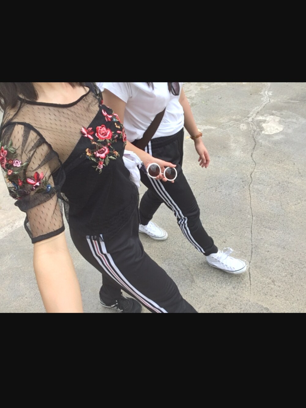 「UniversalStudioSingapore、Singapore、シミラールック、Bershka、サングラス、snidel、black、ジャージ、adidas、New Balance」｜「Bershkaのアイテム（その他トップス、ブラック系）」を使った、はなさん（レディース・157cm）の春コーディネートの1枚目の写真