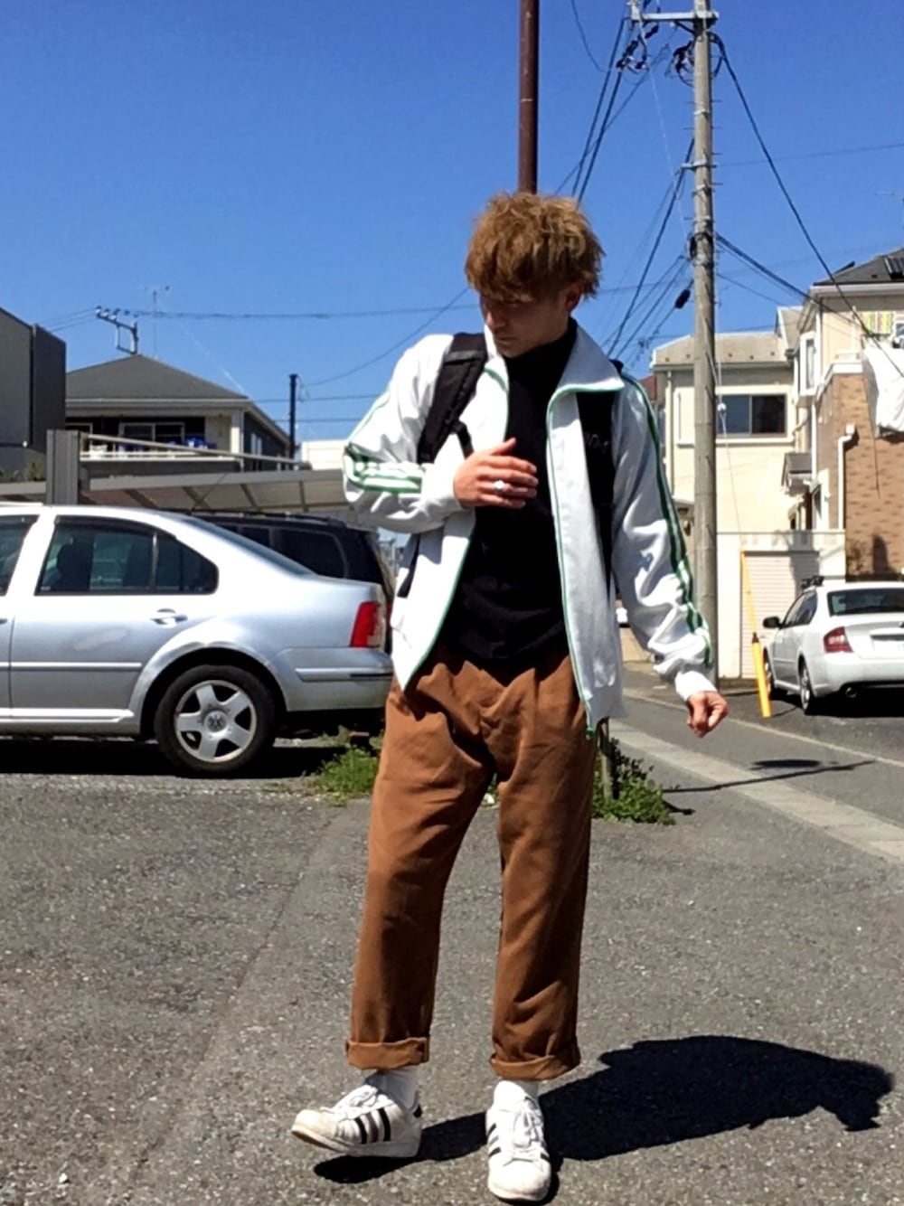 「春、シンプルコーデ、アディダス、ビューティ&ユース ユナイテッドアローズ(BEAUTY&YOUTH UNITED ARROWS)、THE NORTH FACE、ラルフローレン、ユニクロ、路地裏」｜「adidas Originalsの国内エクスクルーシブ adidas/アディダス TRACK TOP/トラックトップ ジャージ（ブルゾン、ホワイト系）」を使った、ユンさん（メンズ・165cm）の春コーディネートの1枚目の写真