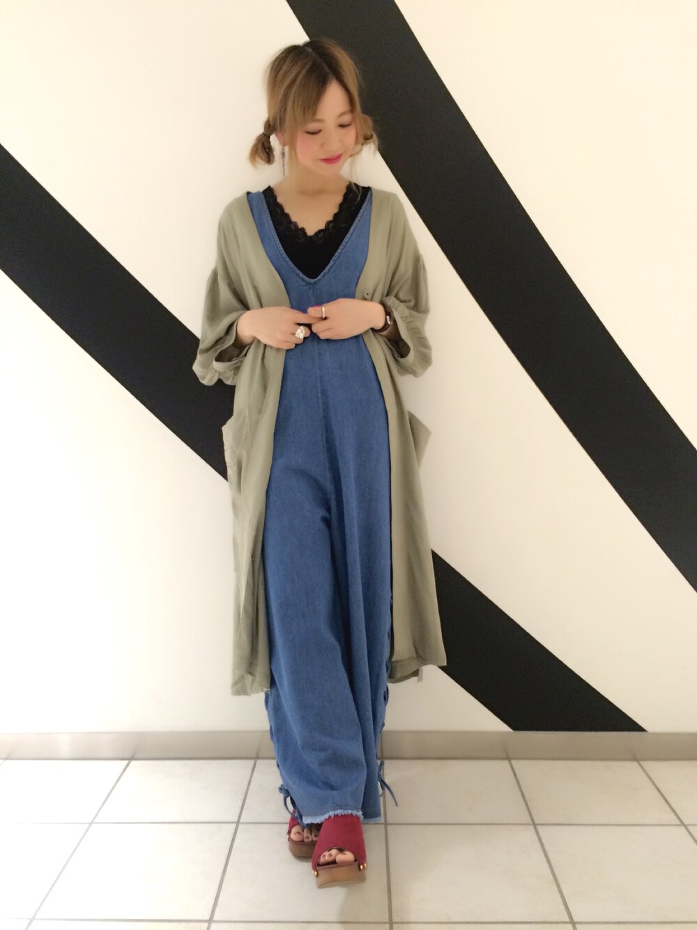 「デニム、カーキ、w closet、ootd、サボサンダル、オトナ女子」｜「w closetのリネン混ノーカラーガウン（ジャケット/アウター、グリーン系）」を使った、TOSHIBE KAYOKOさん（レディース・158cm）の夏コーディネートの1枚目の写真