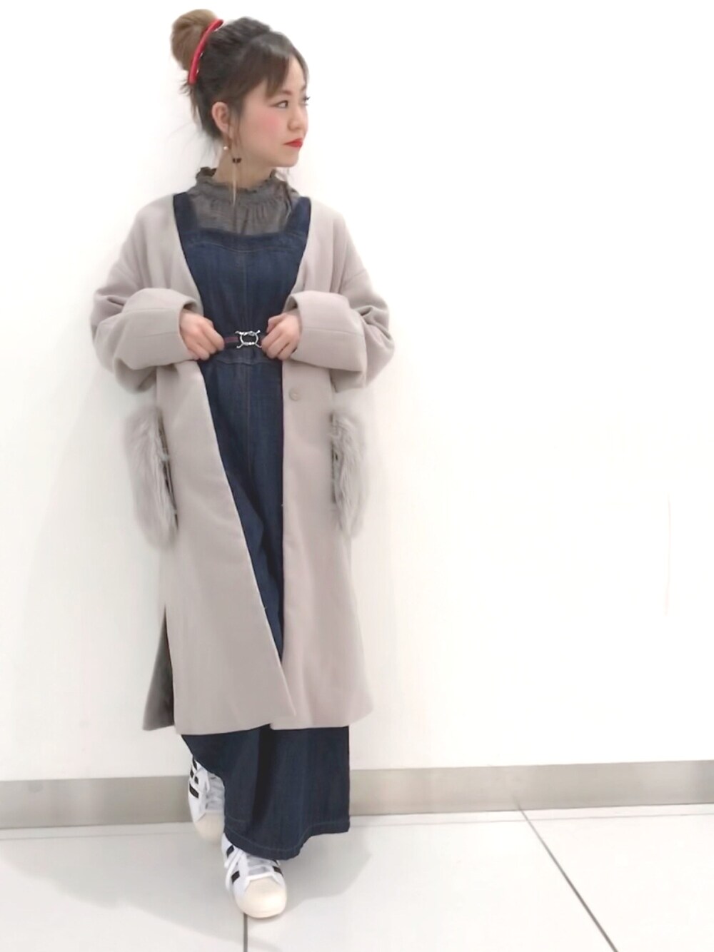 「カジュアル、グレンチェック、ハイネック、サロペット、ファーコート、ロングコート、adidas、スニーカー、w closet」｜「w closetのファーポケット付きノーカラーコート（ジャケット/アウター、グレー系）」を使った、TOSHIBE KAYOKOさん（レディース・158cm）の秋コーディネートの1枚目の写真