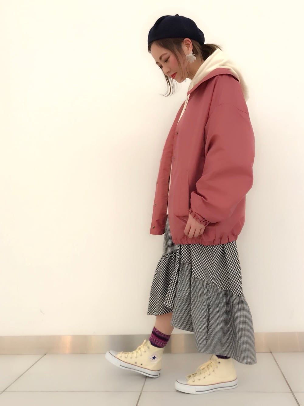 「コーチジャケット、ピンク、パーカー、アシメスカート、ギンガムチェック、スニーカー、コンバース、w closet、ootd」｜「w closetの後ろレースアップコーチジャケット（ナイロンジャケット、ピンク系）」を使った、TOSHIBE KAYOKOさん（レディース・158cm）の冬コーディネートの1枚目の写真