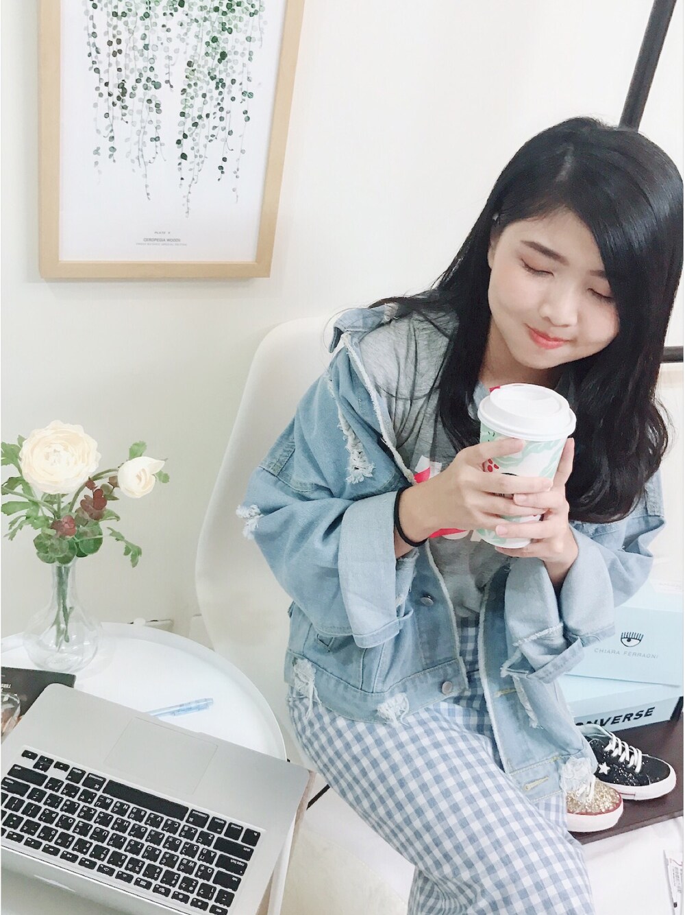 「NIKE、STARBUCKS、WORKWEAR」｜「NIKEのアイテム（Tシャツ/カットソー、グレー系）」を使った、Tingying Tungさん（レディース・153cm）の冬コーディネートの1枚目の写真