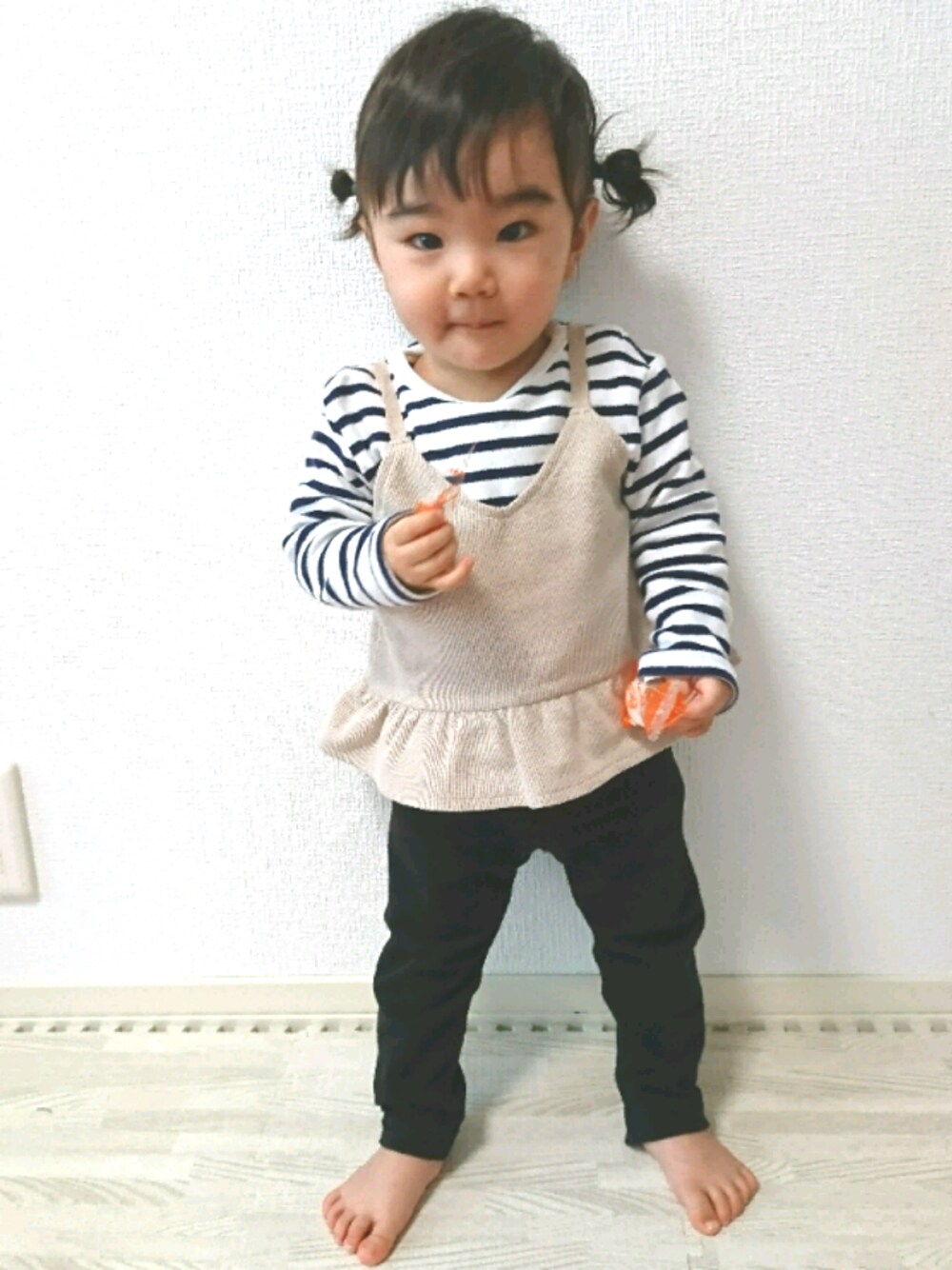 ホワイト系のTシャツ/カットソー、ベージュ系のキャミソール、その他のその他を着用したキッズの冬コーディネートの1枚目の写真