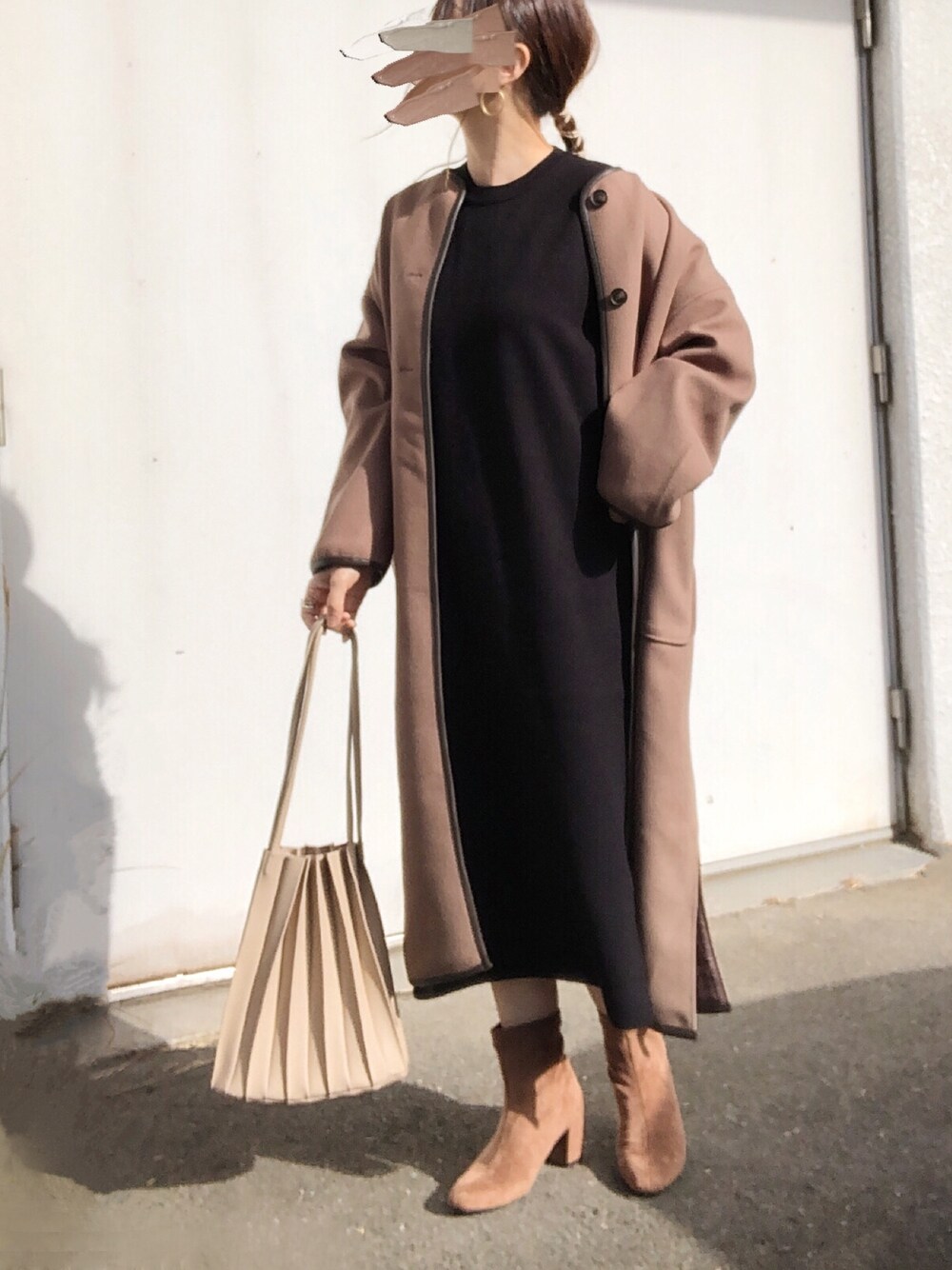 「LIPSTAR、LIPSTARでSTAYHOME、パイピングコート、ITEMS URBANRESEARCH、アーバンリサーチ、ワンピース、リブワンピース、プリーツバッグ、ブーツ、PR」｜「LIPSTARの【WEB別注】パイピングガウンコート（ノーカラーコート、イエロー系）」を使った、no＊さん（レディース・160cm）の秋コーディネートの1枚目の写真