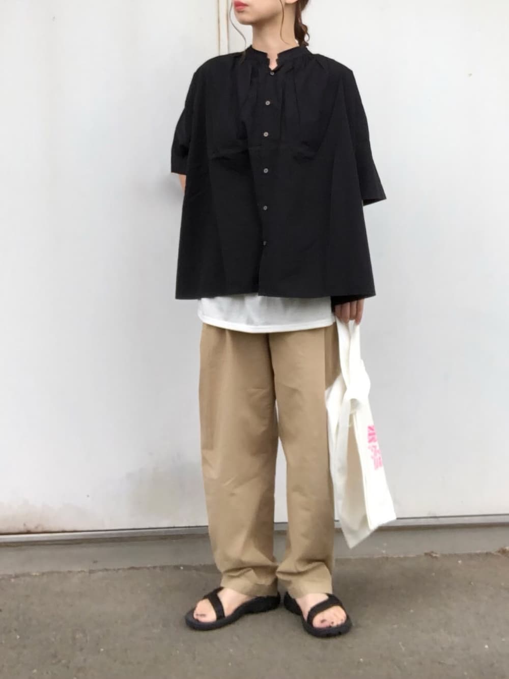 ブラック系のシャツ/ブラウス、ベージュ系のその他パンツ、ホワイト系のトートバッグを着用したレディースの夏コーディネートの1枚目の写真