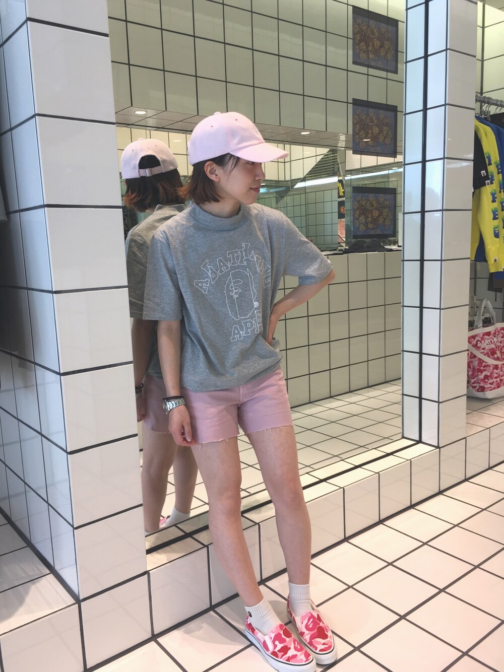 「A BATHING APE、Bape、ワンピース、ショートパンツ、スリッポン、スニーカー、キャップ、ストリート、カモフラ、夏」｜「A BATHING APEのAPE HEAD PILE PANEL CAP L（キャップ、ピンク系）」を使った、松尾 奈美子さん（レディース・152cm）の夏コーディネートの1枚目の写真