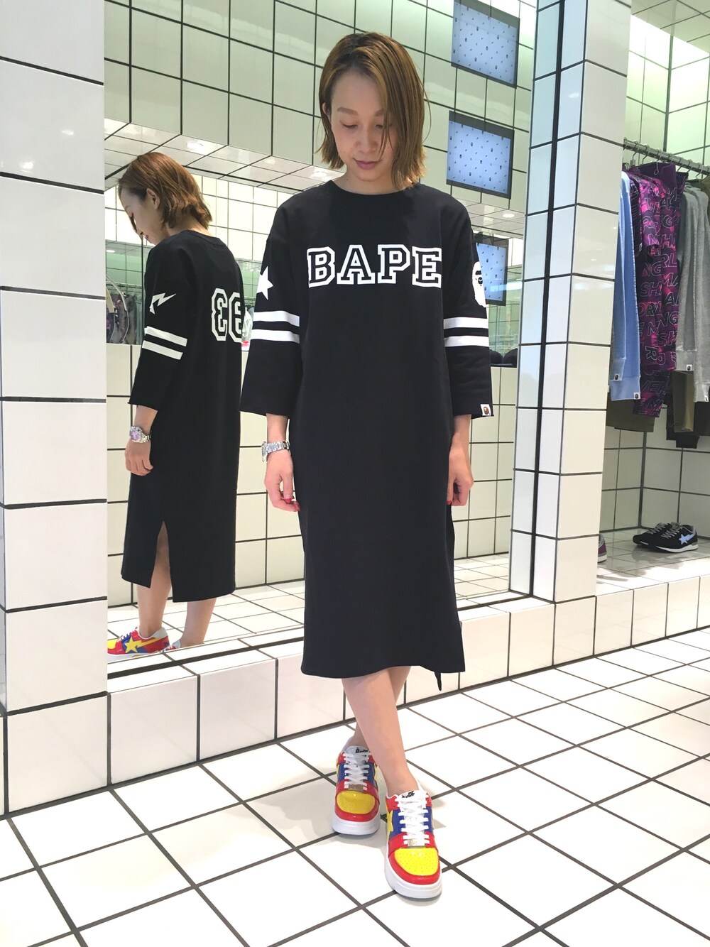 「スニーカー、ワンピース、秋のコーデ、ストリート、黒、ラフ、A BATHING APE、Bape、カジュアルコーデ、ゆるコーデ」｜「A BATHING APEのFOOTBALL ONEPIECE L（ワンピース、ブラック系）」を使った、松尾 奈美子さん（レディース・152cm）の夏コーディネートの1枚目の写真