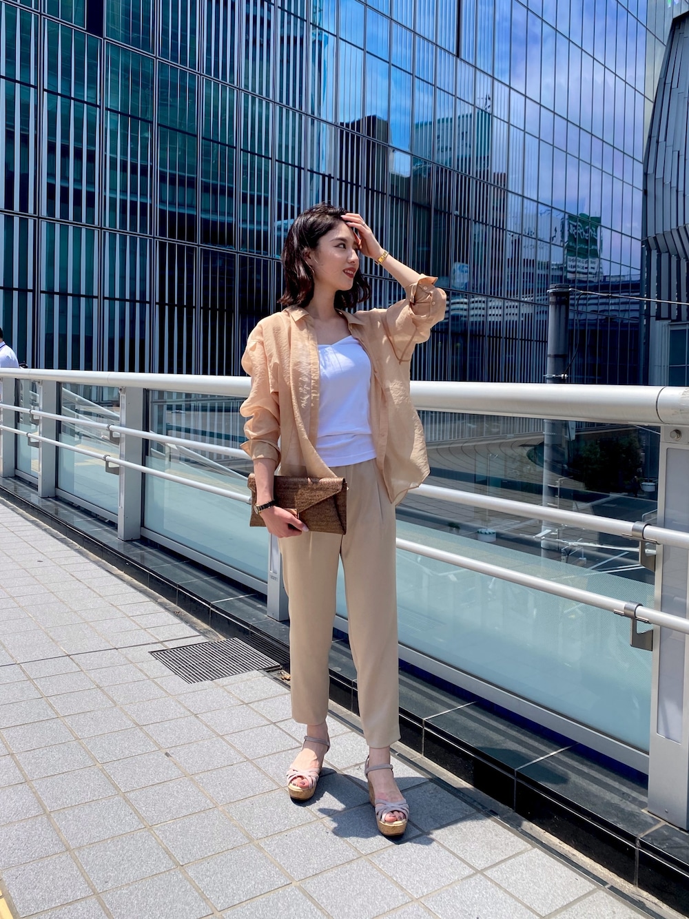 「サテンパンツ、楽ちんパンツ、カシュクールシャツ、シアーシャツ、キャミソール、大人カジュアル、夏コーデ、夏スタイル、ワントーンコーデ、サンダルコーデ」｜「FONCEのボイルワッシャーカシュクールシアーシャツ（シャツ/ブラウス、ベージュ系）」を使った、AMIさん（レディース・163cm）の夏コーディネートの1枚目の写真