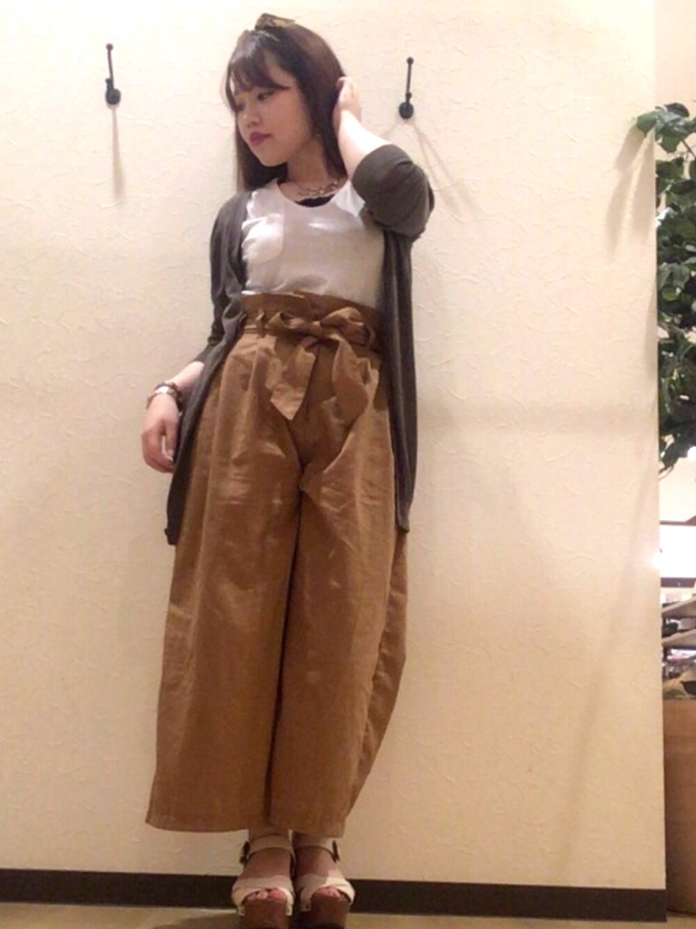 グリーン系のカーディガン/ボレロ、イエロー系のその他パンツ、ホワイト系のサンダルを着用したレディースの夏コーディネートの1枚目の写真