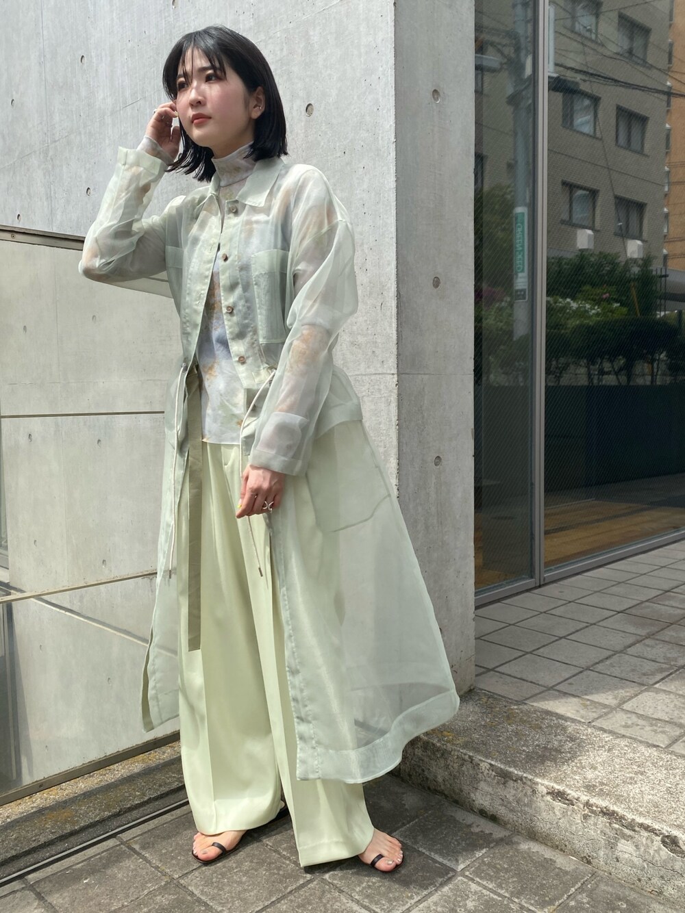 「シアーシャツ、maisonspecial、メゾンスペシャル、グリーン、レイヤードスタイル、グリーンコーデ、タイダイ柄、モードストリート、モード、春コーデ」｜「MAISON SPECIALの◎GLOW4月号掲載：マルチウェイシアーコート【MAISON SPECIAL/メゾンスペシャル】（ステンカラーコート、グリーン系）」を使った、wakanaさん（レディース・167cm）の春コーディネートの1枚目の写真