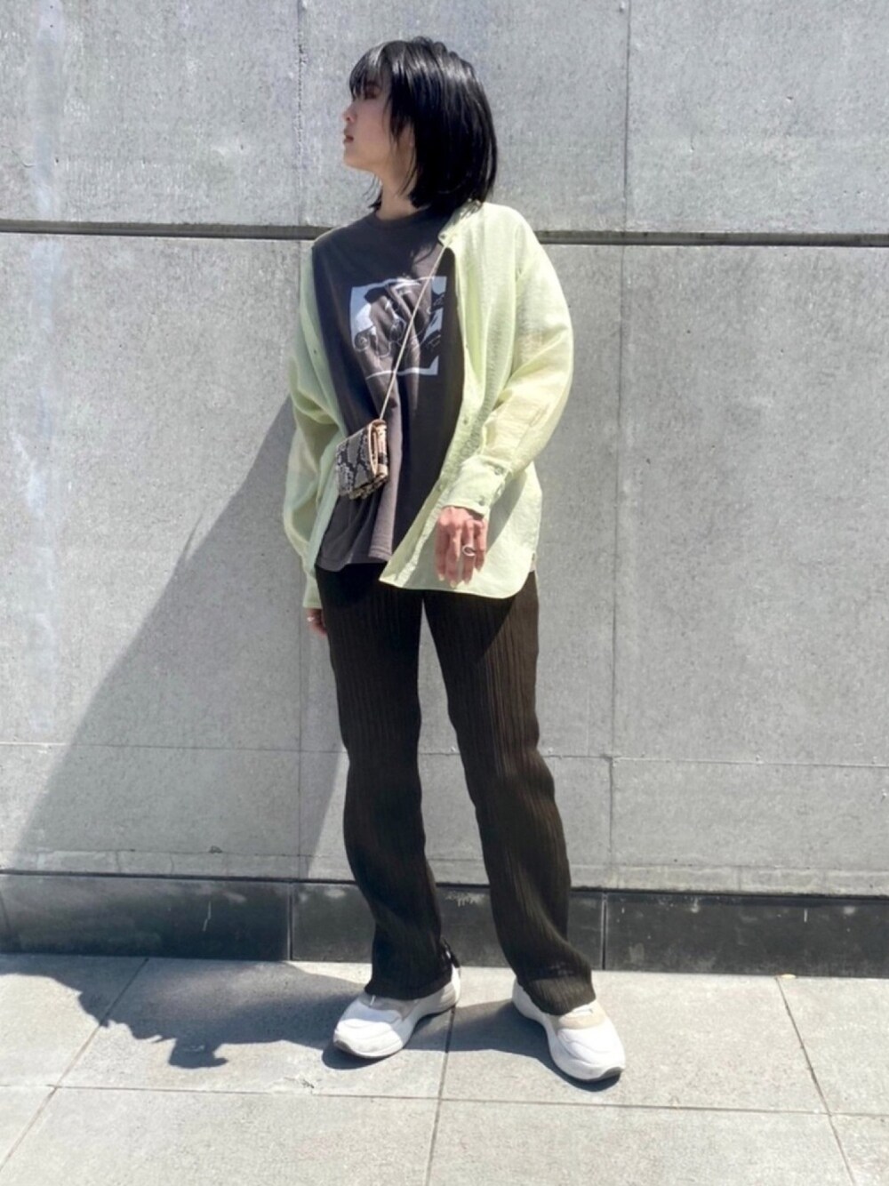 「大人カジュアル、メゾンスペシャル、maisonspecial、シャツスタイル、おうちファッション、プリーツ、シンプルコーデ、大人コーデ、Tシャツ、ラフ」｜「MAISON SPECIALのプリーツブルーゼパンツ【MAISON SPECIAL/メゾンスペシャル】（その他パンツ、ブラウン系）」を使った、wakanaさん（レディース・167cm）の春コーディネートの1枚目の写真