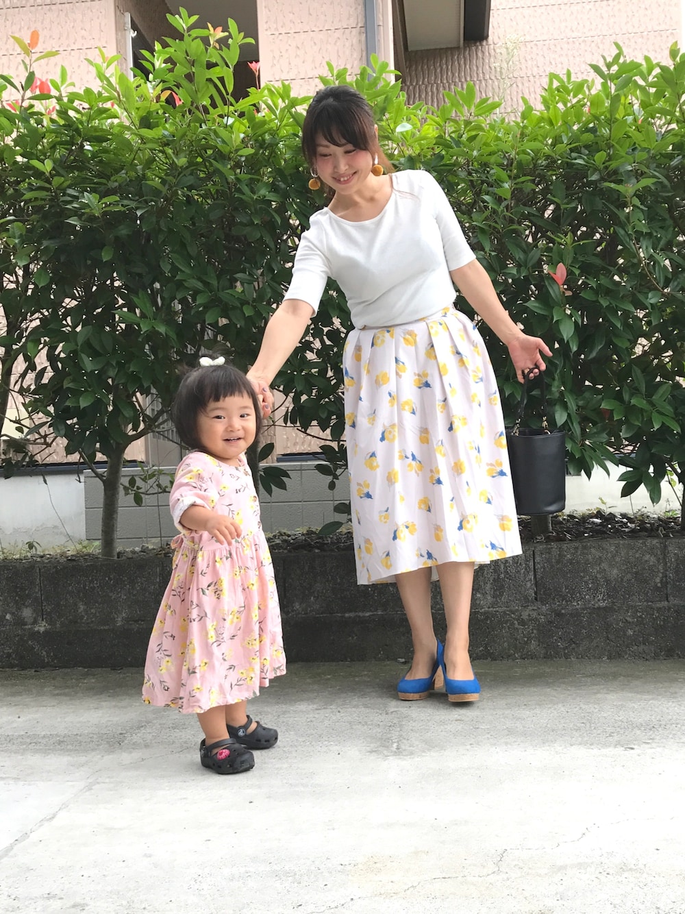 「親子コーデ、女子アナ風、娘コーデ、ピンク、プチプラ、しまむら」｜「しまむらのアイテム（ニット/セーター、ホワイト系）」を使った、ＵmＴmさん（キッズ・80cm）の秋コーディネートの1枚目の写真