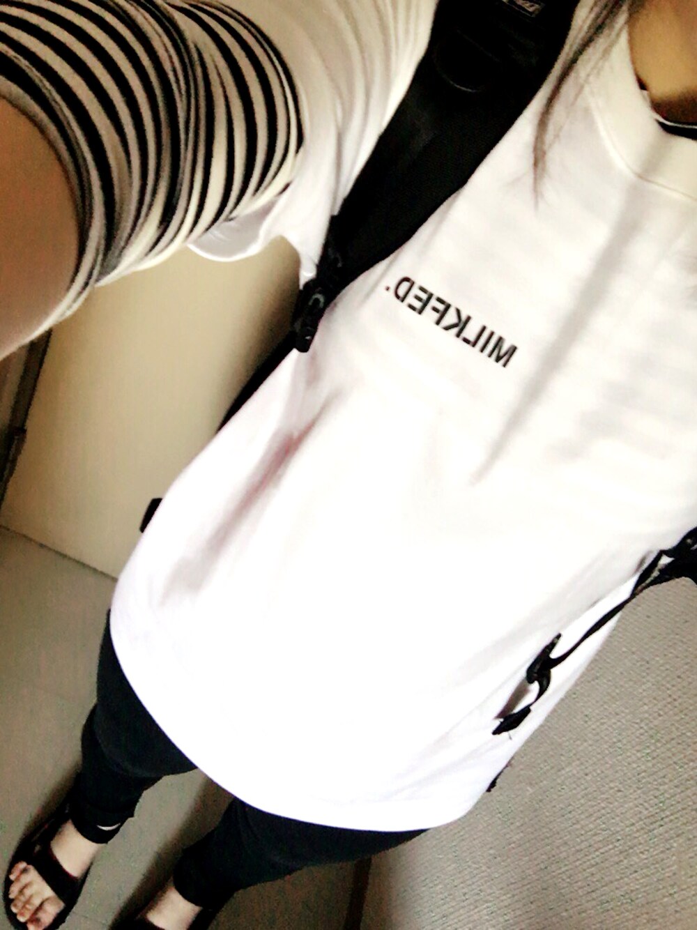 「モノトーン、サンダル、カジュアル、Tシャツ、MILKFED.、teva」｜「MILKFED.のS/S TEE BACK STENCIL（Tシャツ/カットソー、ホワイト系）」を使った、いーみくさん（レディース・160cm）の春コーディネートの1枚目の写真