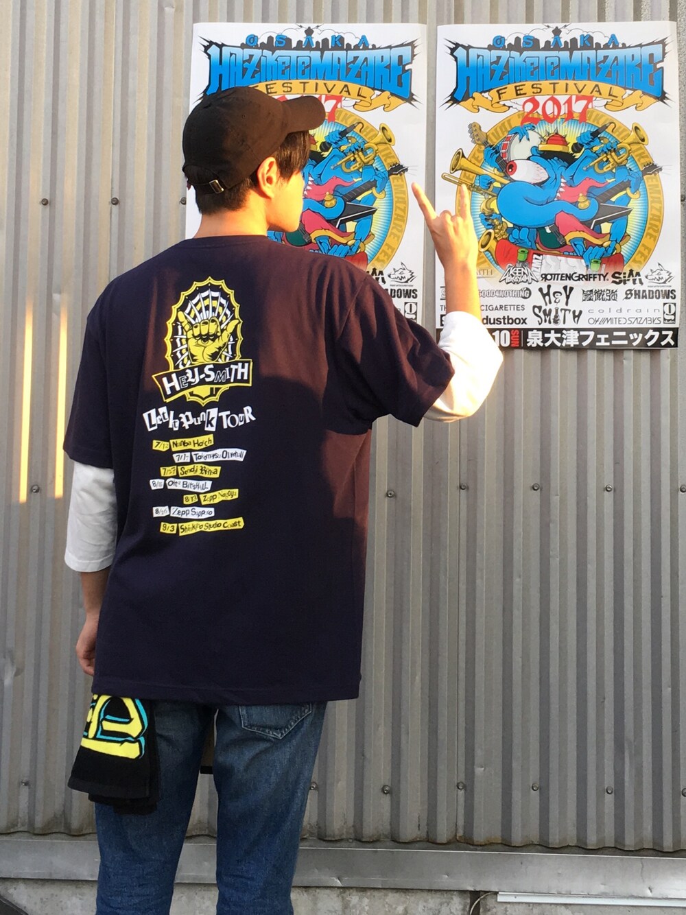 「street、VANS、HEY-SMITH、ブルー、デニム、ネイビー、バンドT、ストリート、Tシャツ」｜「JUNREDのアイテム（キャップ、ブラック系）」を使った、Hikaruさん（メンズ・175cm）の秋コーディネートの1枚目の写真