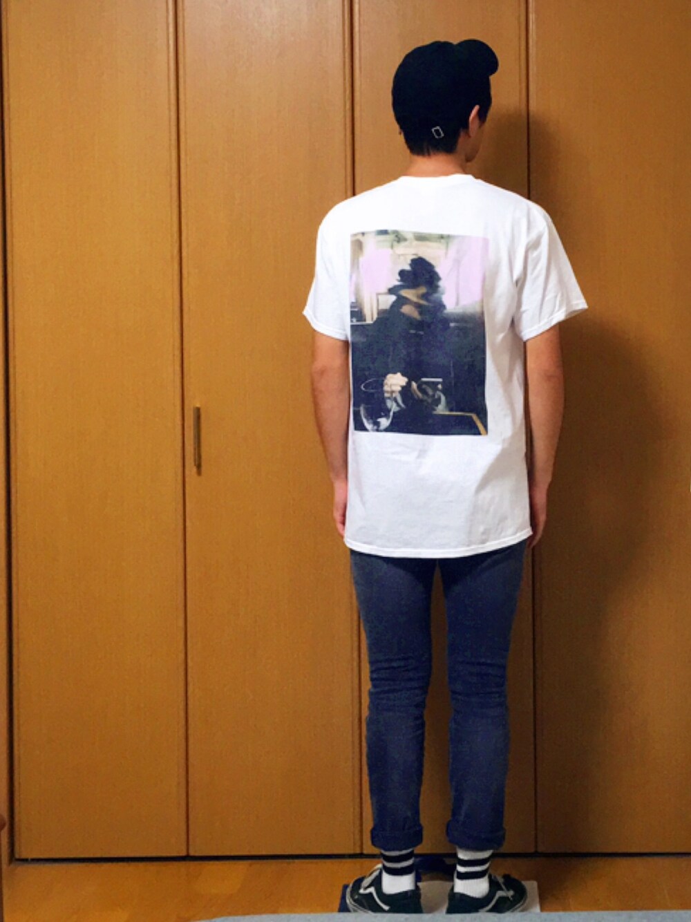 「street、ストリート、バンドT、スキニーデニム、モノトーン、Tシャツ、バックプリント、VANS、survivesaidtheprophet」｜「JUNREDのアイテム（キャップ、ブラック系）」を使った、Hikaruさん（メンズ・175cm）の秋コーディネートの1枚目の写真