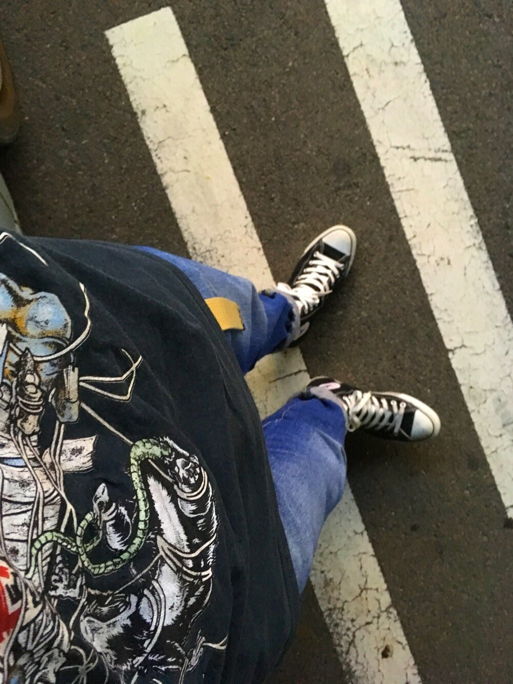 「スニーカー、デニム、RAGEBLUE、The BONEZ、ラインソックス、Tシャツ、converse、ハイカットスニーカー」｜「The BONEZのアイテム（Tシャツ/カットソー、グレー系）」を使った、Hikaruさん（メンズ・175cm）の秋コーディネートの1枚目の写真