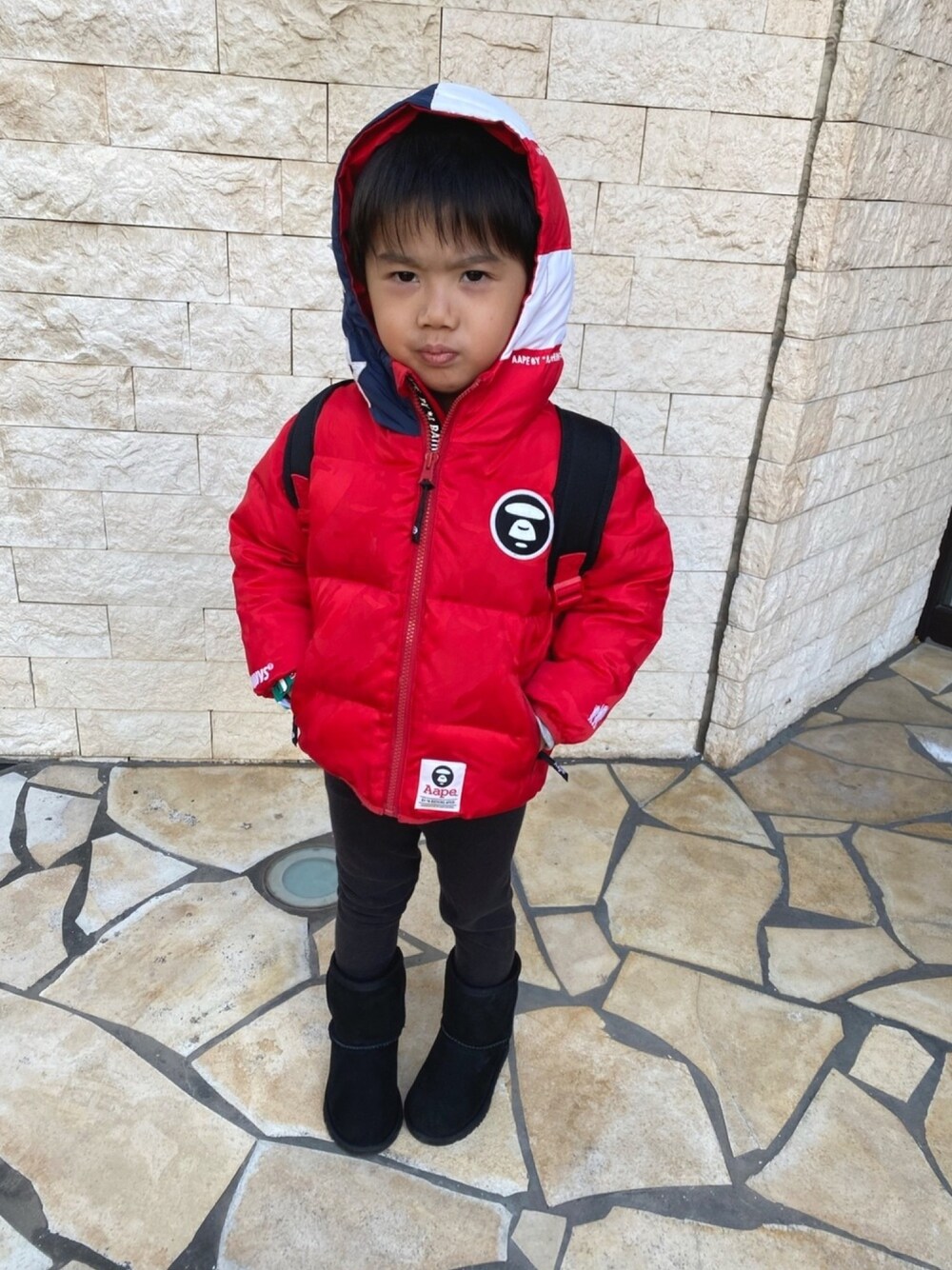 「キッズコーデ」｜「BAPE KIDS by a bathing apeのアイテム（ダウンジャケット/コート、レッド系）」を使った、tataxkukuさん（キッズ・100cm）の冬コーディネートの1枚目の写真