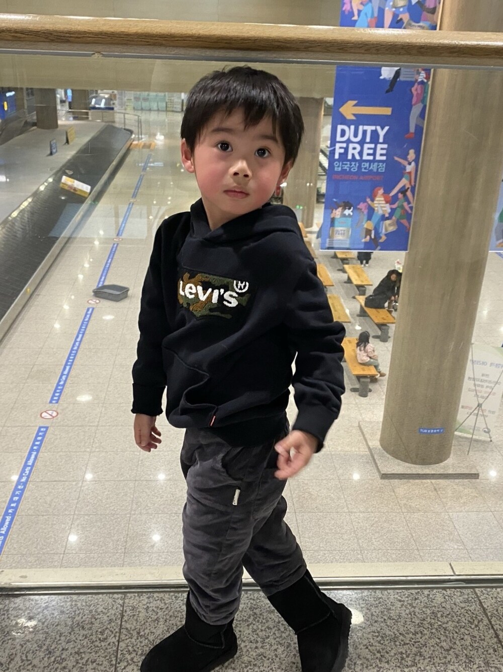 「キッズコーデ、キッズファッション、男の子コーデ」｜「UGGのアイテム（ブーツ、ブラック系）」を使った、tataxkukuさん（キッズ・100cm）の冬コーディネートの1枚目の写真