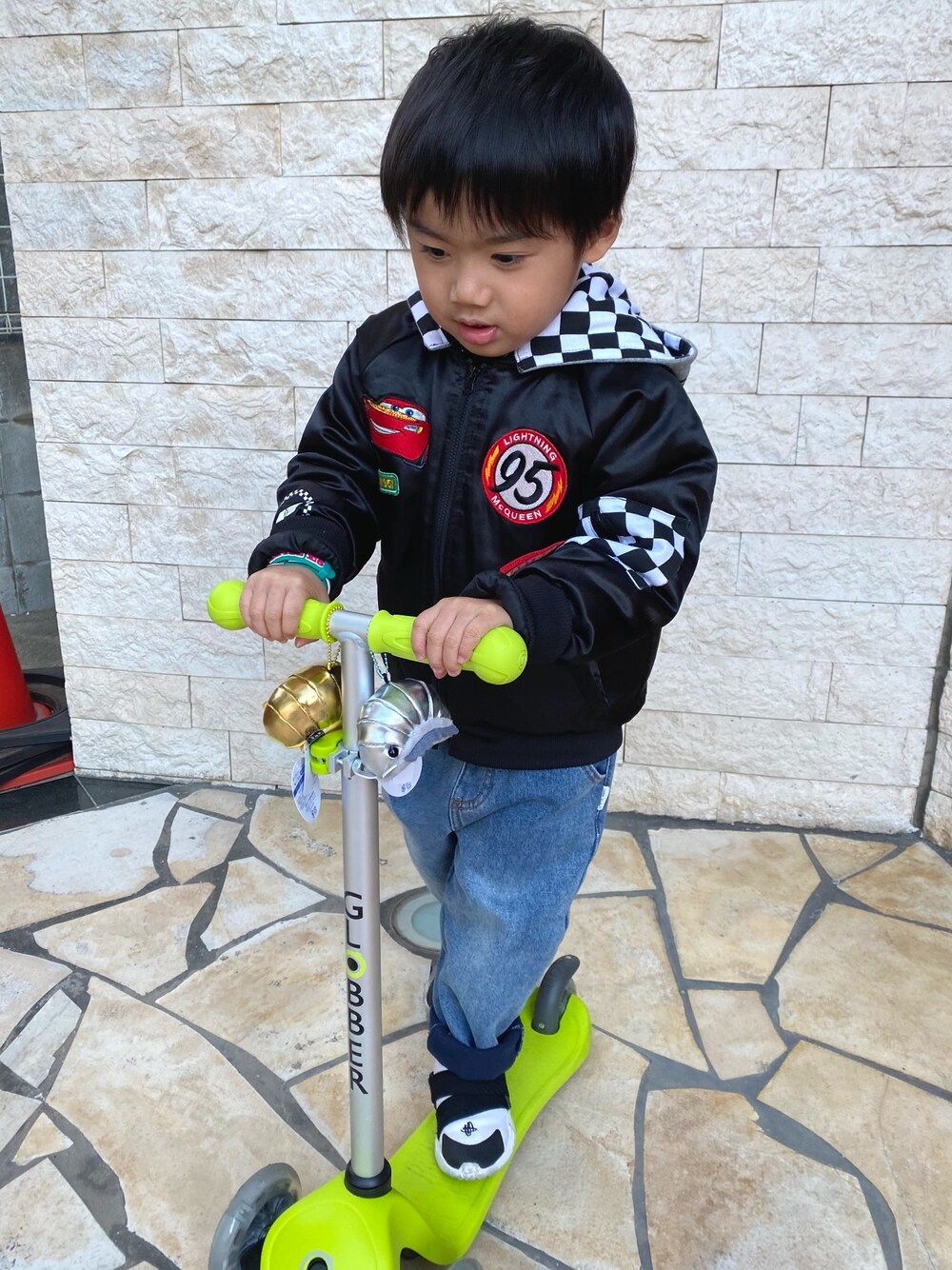 「カーズ、キッズ、キッズファッション、男の子」｜「NIKEのアイテム（スニーカー、ホワイト系）」を使った、tataxkukuさん（キッズ・100cm）の冬コーディネートの1枚目の写真