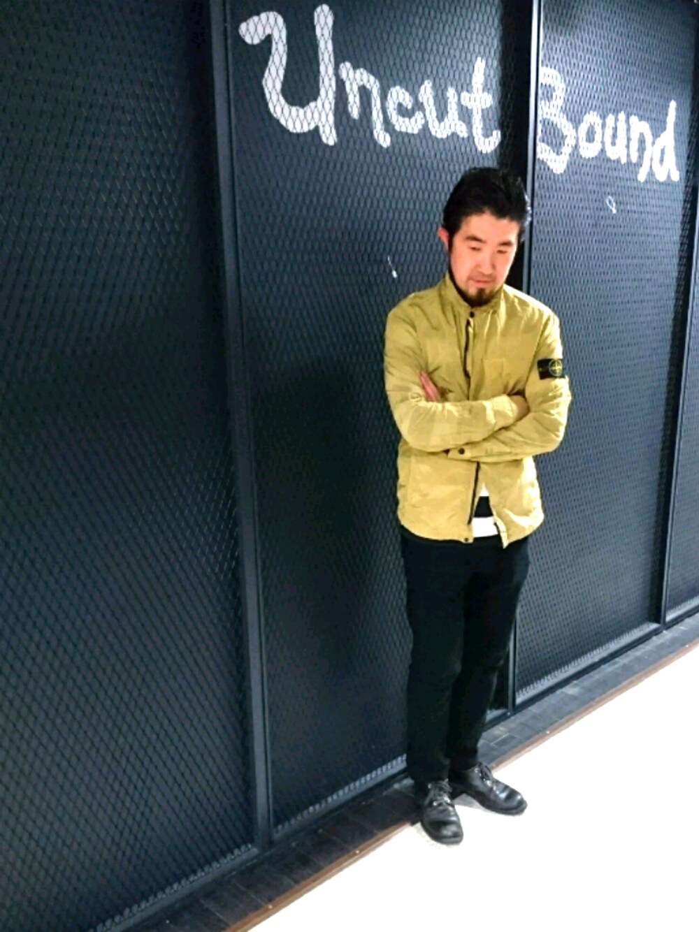 「春、シンプルコーデ、カジュアル、はるコーデ、オトナカジュアル、おとなコーデ、uncut bound、ストーン、ストーンアイランド、ブルゾン」｜「STONE ISLANDのアイテム（ジャケット/アウター、イエロー系）」を使った、神田潔さん（メンズ・175cm）の春コーディネートの1枚目の写真
