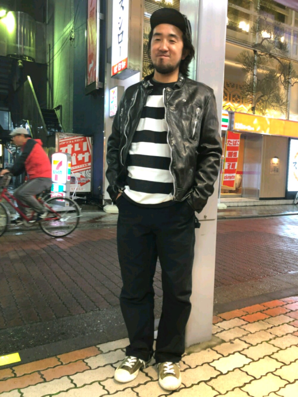 「スニーカー、秋のコーデ、オールブラック、休日スタイル、ワイドパンツ、オールドスクール、オトナカジュアル、フォローお願いします、秋服準備はじめました、秋のブラウンスタイル」｜「ﾏｲﾃｨｰｼｬｲﾝのアイテム（キャップ、ブラック系）」を使った、神田潔さん（メンズ・175cm）の秋コーディネートの1枚目の写真