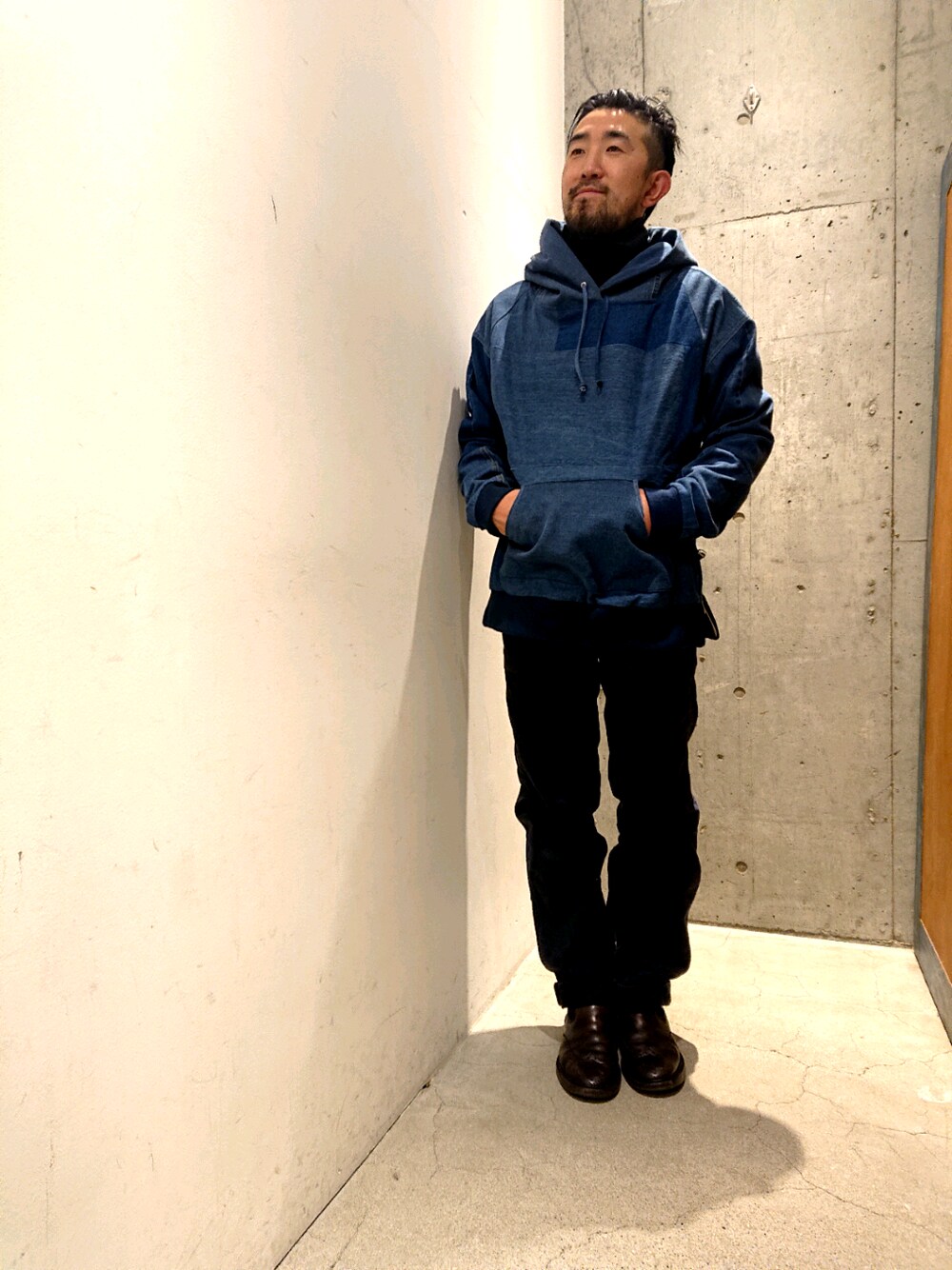 「今日のコーデ、大人カジュアル、カジュアル、春コーデ、ラフコーデ、春、デニム、パーカー、uncut bound、uncutbound」｜「TALKING ABOUT THE ABSTRACTIONのTALKING ABOUT THE ABSTRACTION(トーキングアバウトジアブストラクション)  リメイクデニムパーカー（パーカー、ブルー系）」を使った、神田潔さん（メンズ・175cm）の冬コーディネートの1枚目の写真