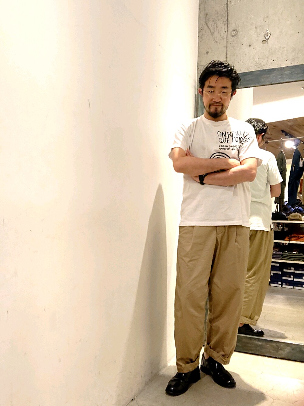 ホワイト系のTシャツ/カットソー、ベージュ系のその他パンツ、ブラック系のシューズを着用したメンズの夏コーディネートの1枚目の写真