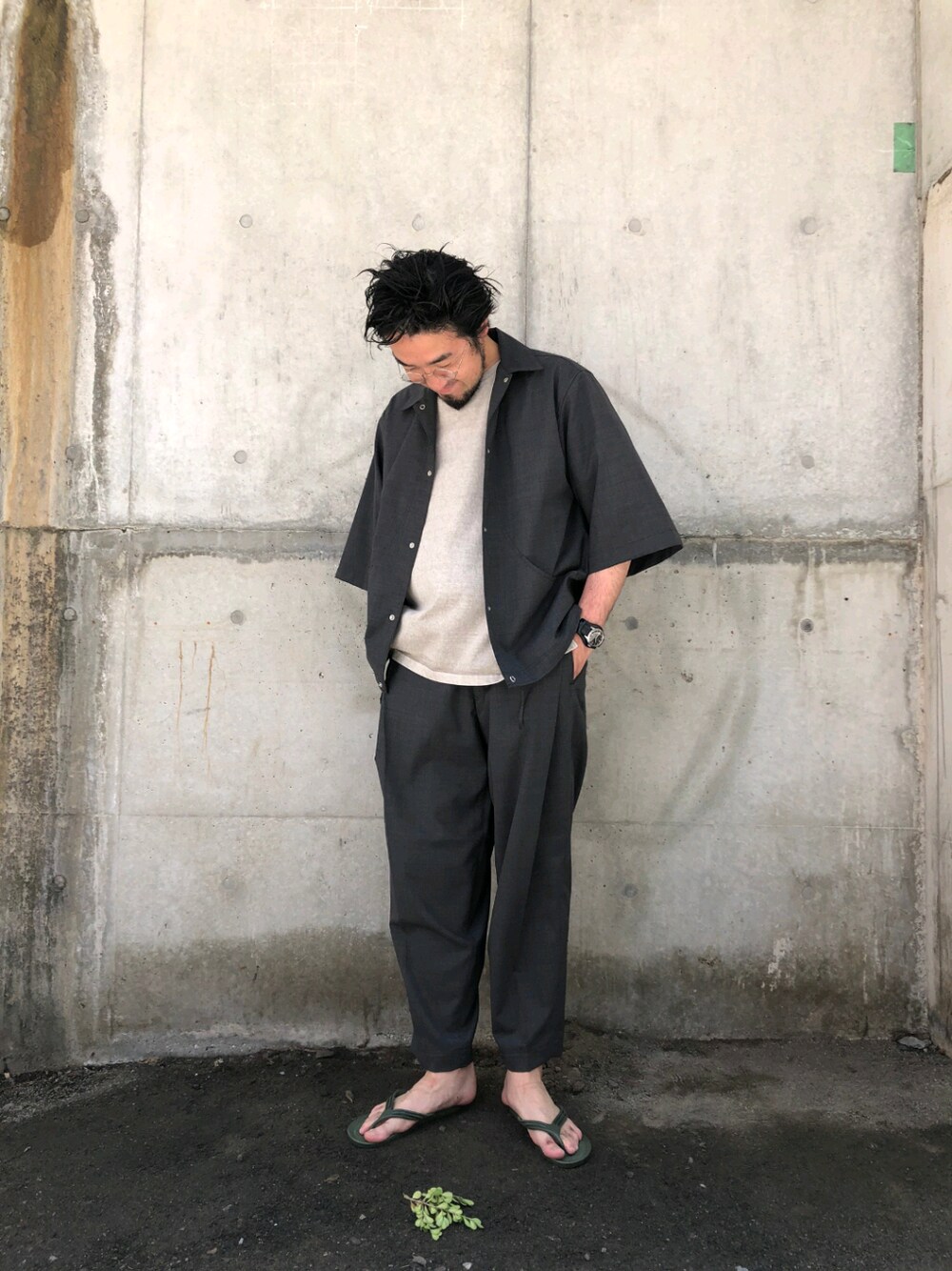 「シャツ好き集まれ、シャツスタイル、シャツ、シャツ×ニット、シャツコーデ、オトナカジュアル、ゆるコーデ、大人カジュアル、uncut bound、uncutbound」｜「HAVERSACKのHAVERSACK(ハバーサック) 別注7分丈シャツジャケット（シャツ/ブラウス、グレー系）」を使った、神田潔さん（メンズ・175cm）の夏コーディネートの1枚目の写真