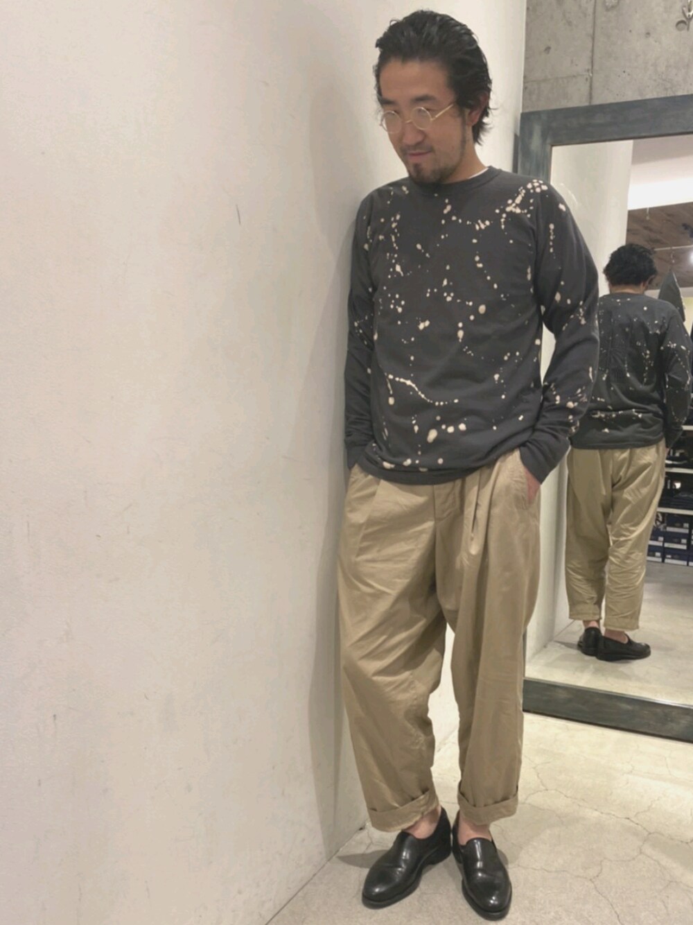 ブラック系のTシャツ/カットソー、ベージュ系のその他パンツ、ブラック系のシューズを着用したメンズの夏コーディネートの1枚目の写真