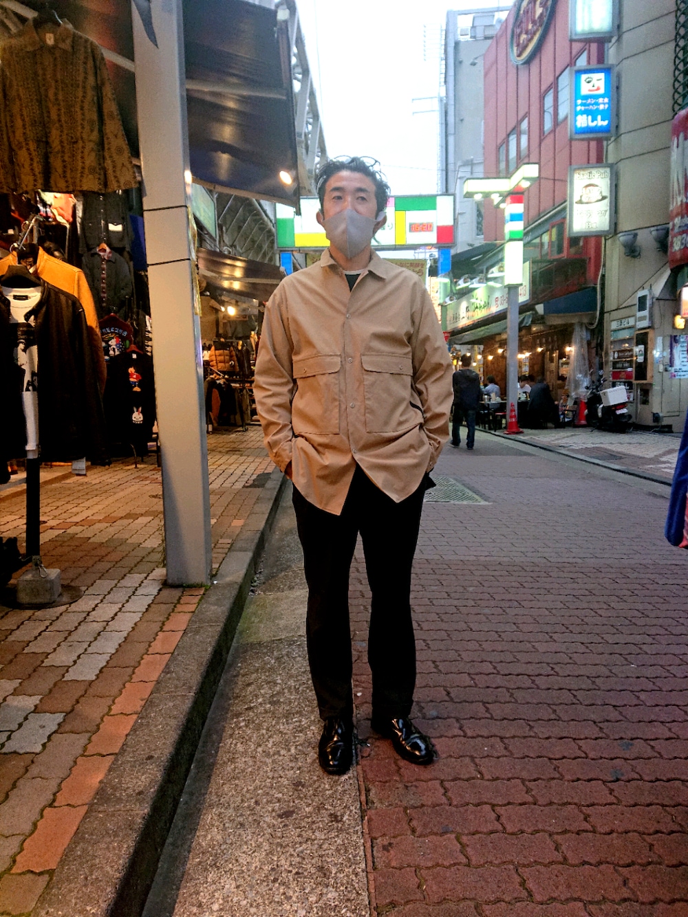 「秋服、カジュアル、休日スタイル、シンプルコーデ、キレイめ、きれいめカジュアル、オトナカジュアル、大人カジュアル、大人コーデ、ファッションの力を信じよう」｜「HAVERSACKのHAVERSACK(ハバーサック)サイドジップシャツ（シャツ/ブラウス、ベージュ系）」を使った、神田潔さん（メンズ・175cm）の秋コーディネートの1枚目の写真